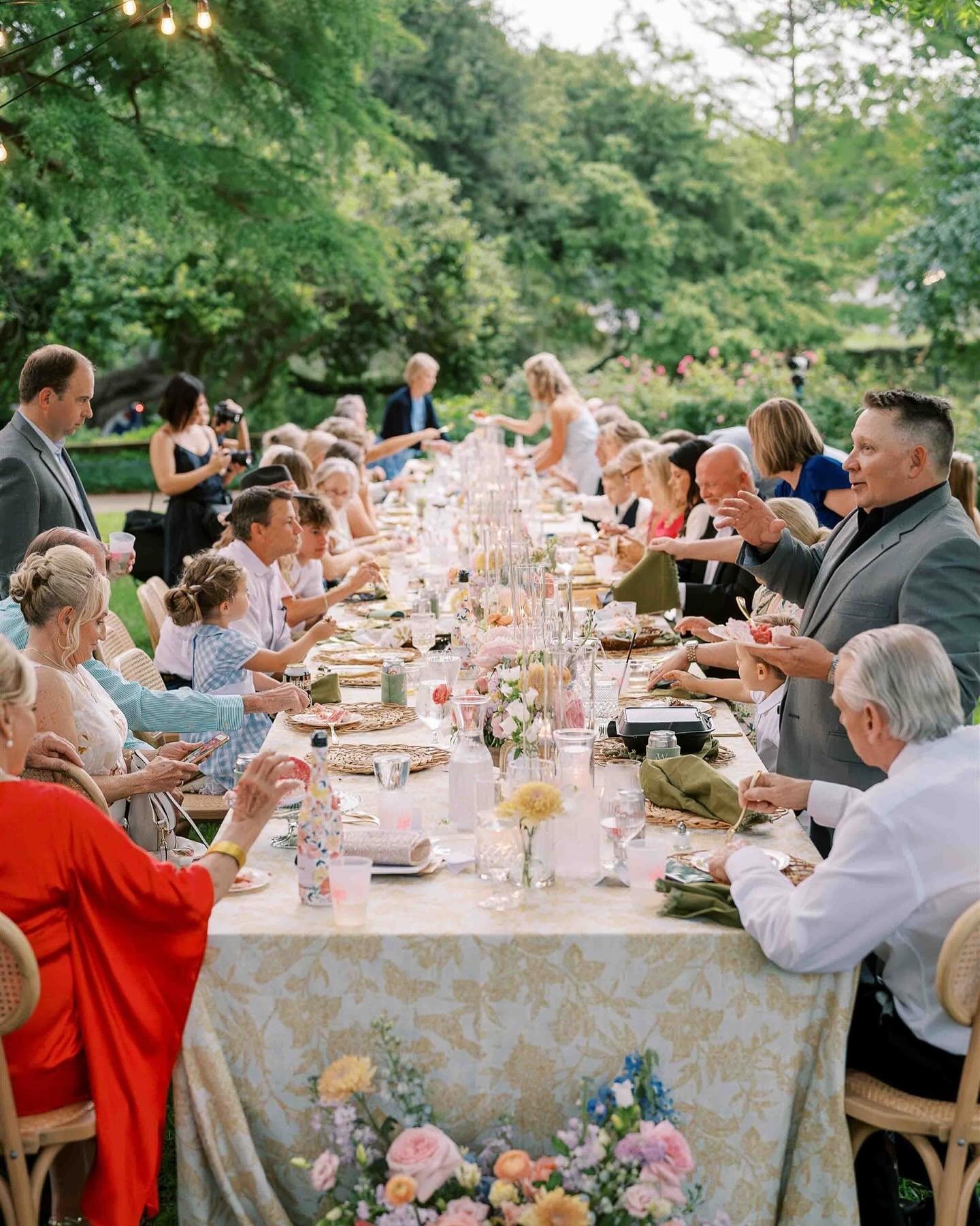 Immaculate al fresco wedding dinner party vibes 🤌🏻

It&rsquo;s giving Bridgerton.  It&rsquo;s giving Midsummer. It&rsquo;s giving Perfection. 

Planning + Design @harpercollectivedesign&nbsp;
Venue @earleharrisonhouse&nbsp;
Photo @jessicaschumakerp