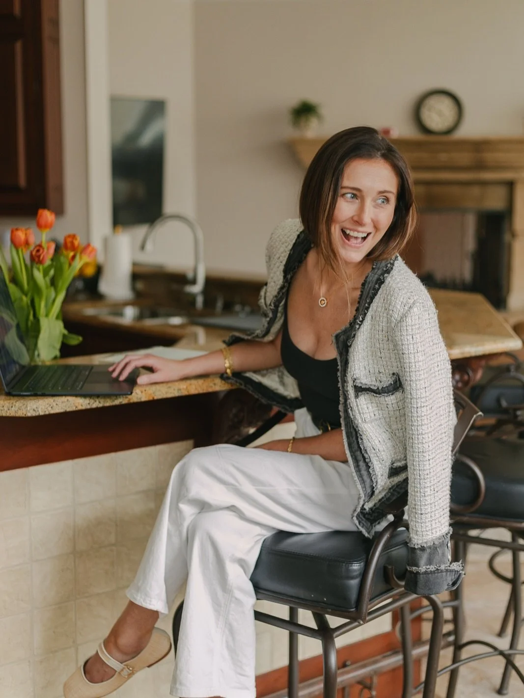 Who is a Branding Session for? 

Everyone. Whether you&rsquo;re a real estate agent, designer, teacher, therapist, mechanic, or chef&hellip;. this session is for you. 

Branding Sessions highlight the person (or team) behind the scenes, we create ima