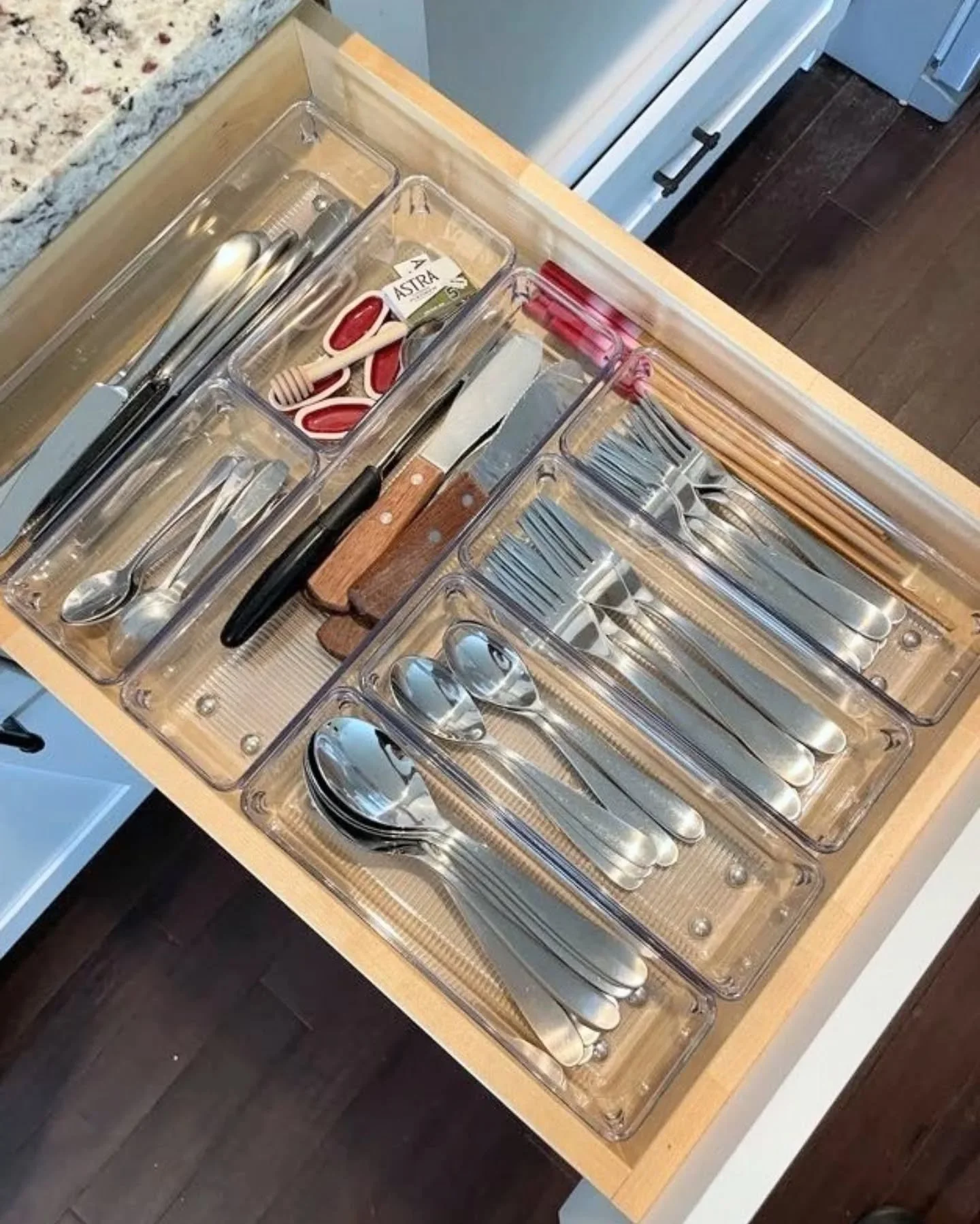 Kids climbing the walls? ✔️ To-do list longer than a CVS receipt? ✔️ Group chat drama? Also, ✔️. But this silverware drawer? She understood the assignment 🤍 🍽️ 

#wellnest #wellnestorganizing #kitchenorganization #chicagohomeorganizer #chicagoreale