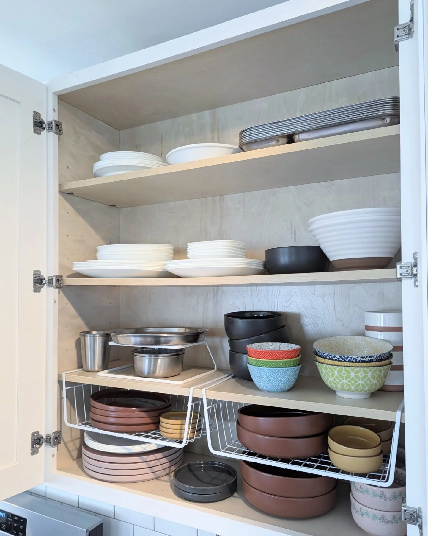 We're Pooja 🙋🏽&zwj;♀️ &amp; Sydney 🙋🏼&zwj;♀️ and we can make eating on real plates possible on Day 1 of your move 📦 Nope, you're not dreaming. We take care of ✓unpacking ✓organizing and ✓ fully setting up your space and make a stress-free move, 