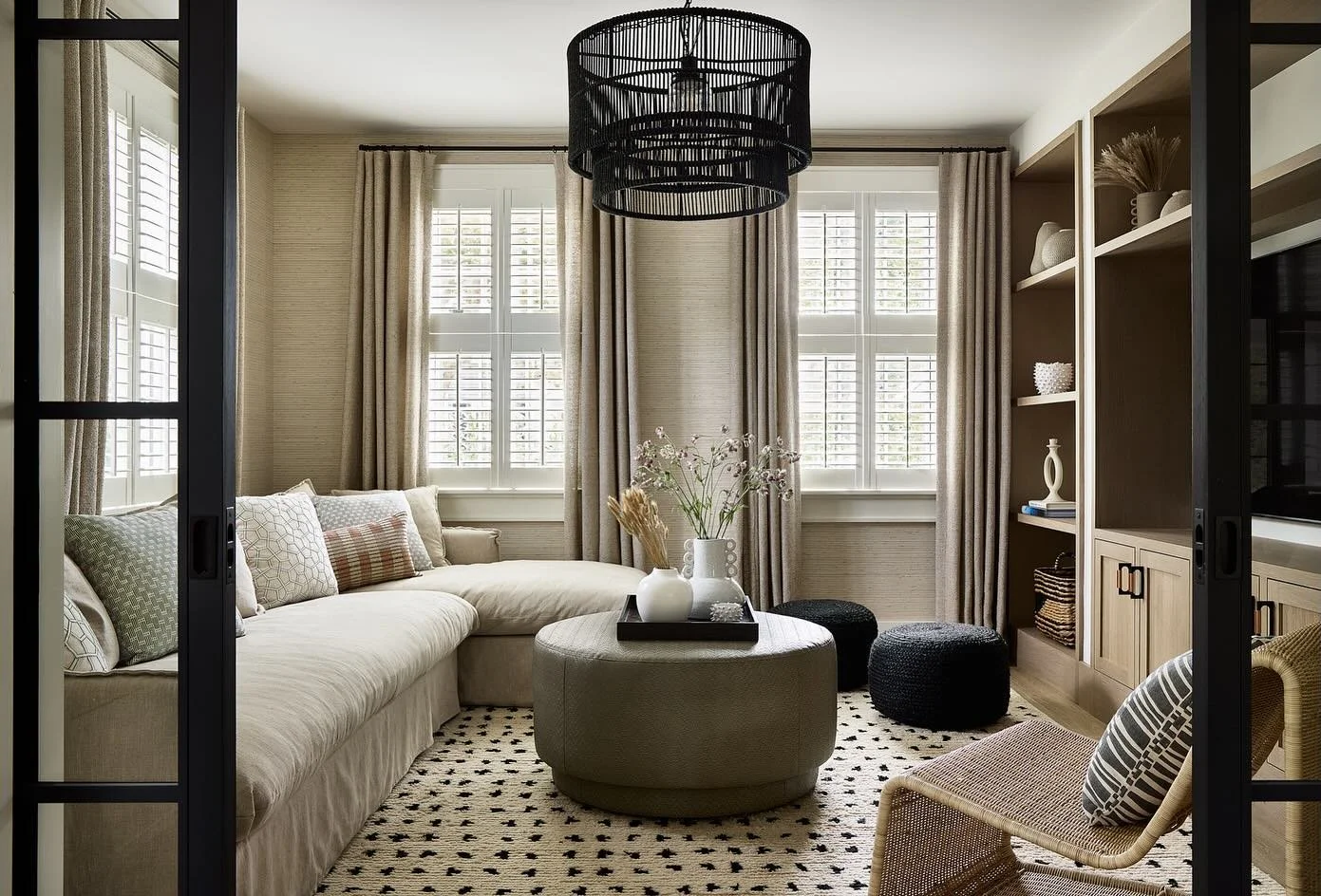 So thrilled to see one of my favorite rooms featured in Style Watch in The Boston Globe. This space is all about tactile layers, soft neutrals, and pieces that invite you to stay a while. 

Thank you to @stylecarrot and @bostonglobe for capturing the