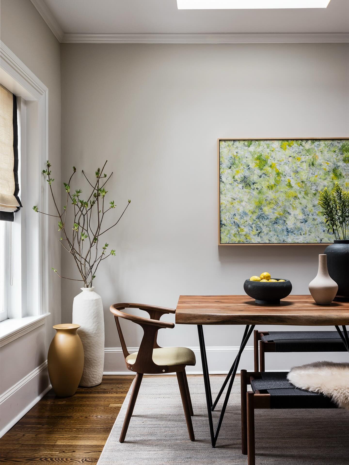 Some moments in a room just ask to be still. Natural light finding a single chair. The hairpin legs, the woven bench, the curve of the profile. Sculpture you can sit in.

📷 @joyellewest 

#bostoninteriordesign #southend #bostoninteriordesigner #midc