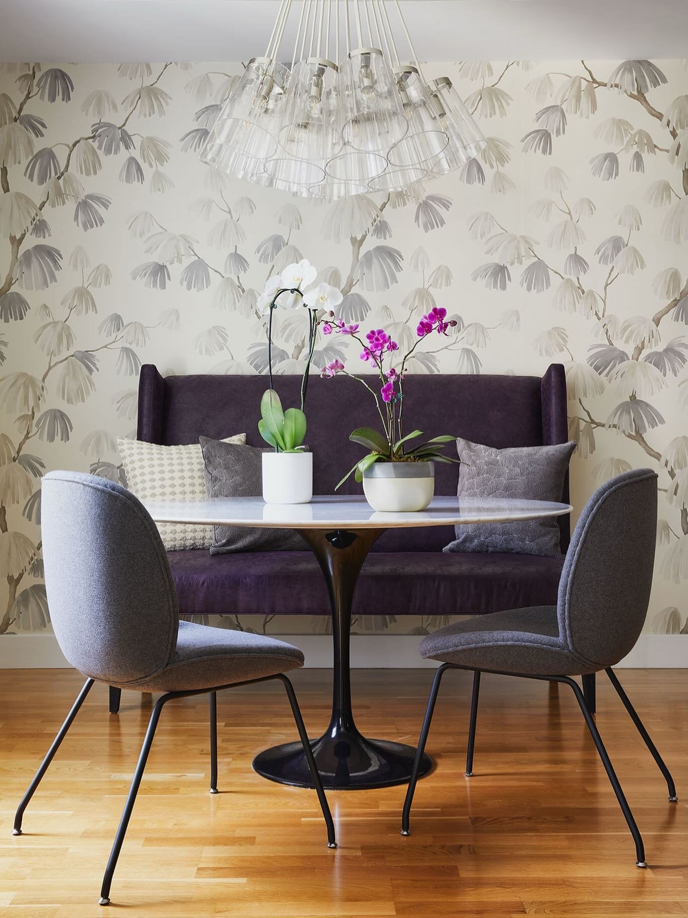 A room that knows what it is. An intimate dining nook wrapped in blooms, where the garden feels like part of the design.

📷 @ericmueller_imaging 

#bostoninteriordesign #interiordesign #diningnook #schumacher #residentialdesign