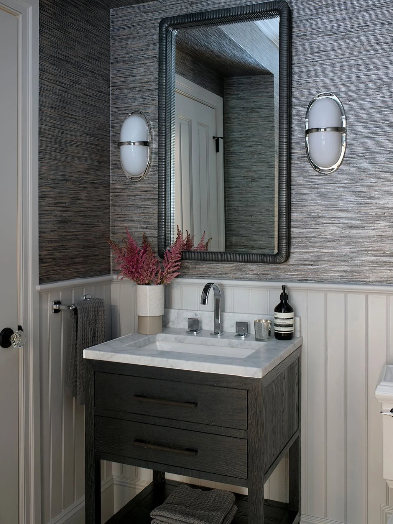 Vinyl wallcovering in a full bathroom isn&rsquo;t a risk &mdash; it&rsquo;s a choice. Moisture-resistant, durable, and in this case, the thing that gives the room its whole personality. The grasscloth look, none of the worry.

📷 @jessicadelaneyphoto