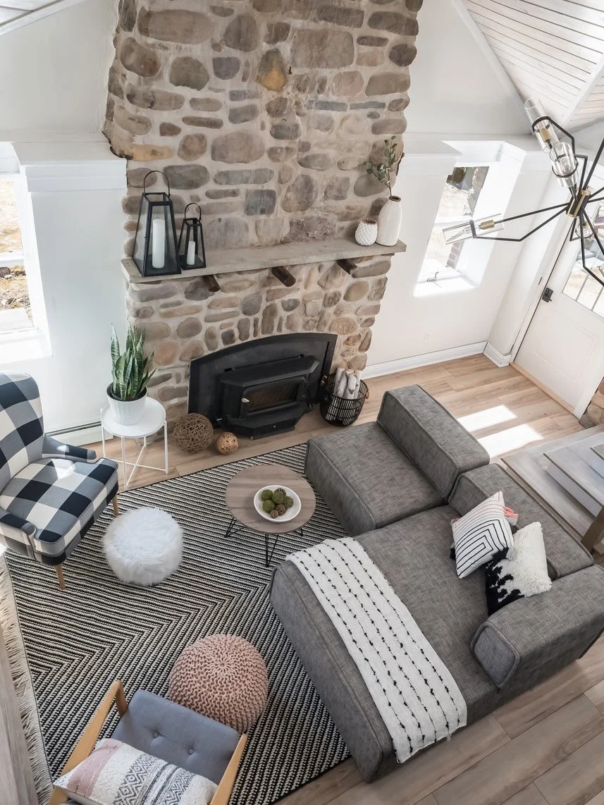 Some houses are built for lake days that stretch into lake nights. This Pennsylvania retreat leans into that completely, a vaulted wood ceiling and stone fireplace anchor the main living space, while every bedroom gets its own quiet, layered moment. 