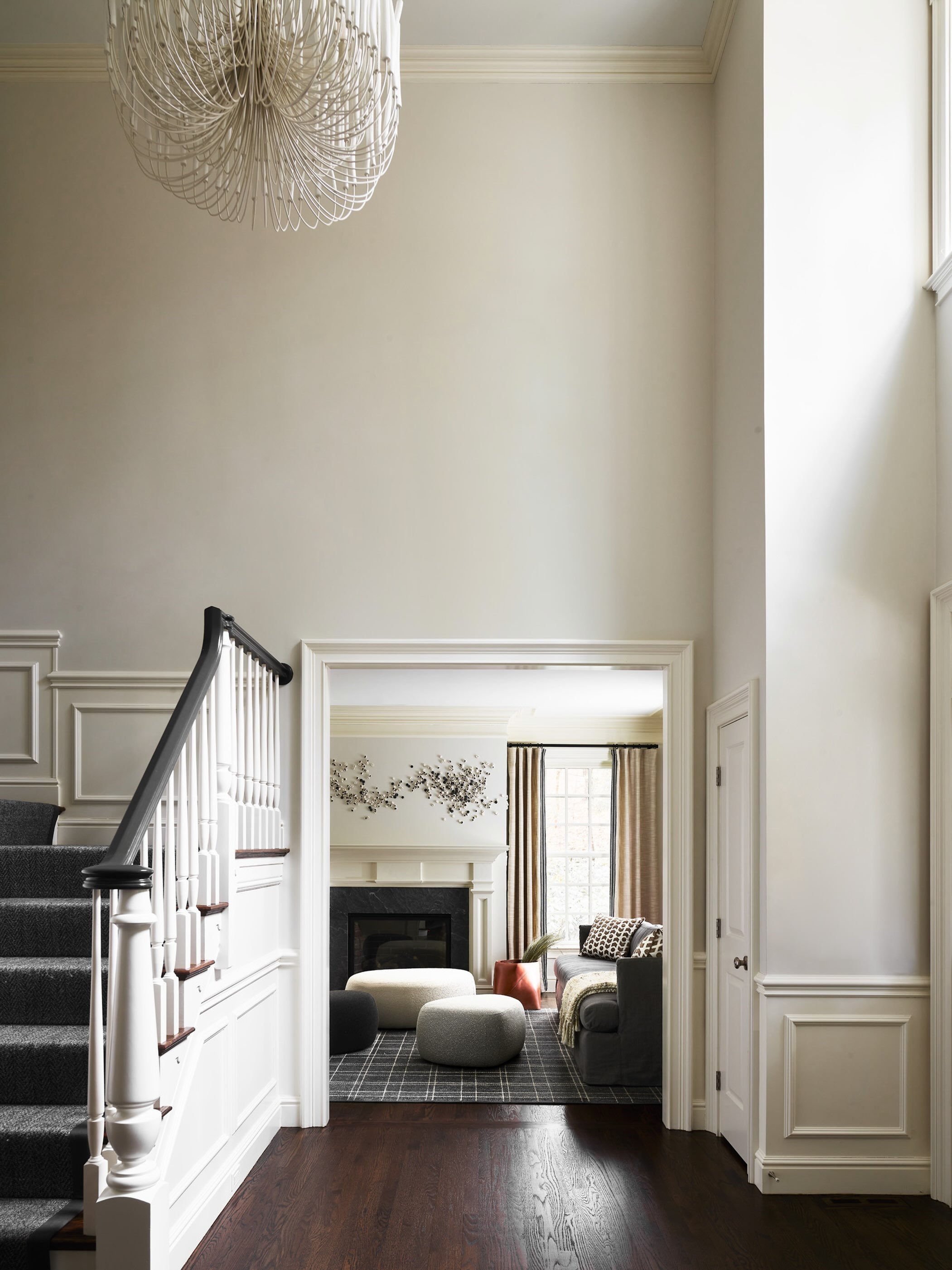 The season starts at the entry. Soaring walls, a sculptural chandelier, and one framed view that pulls you toward the fire. A foyer should promise everything the house delivers.

📷 @jaredkuziaphoto 

#bostoninteriordesign #foyerdesign #entrywaydesig