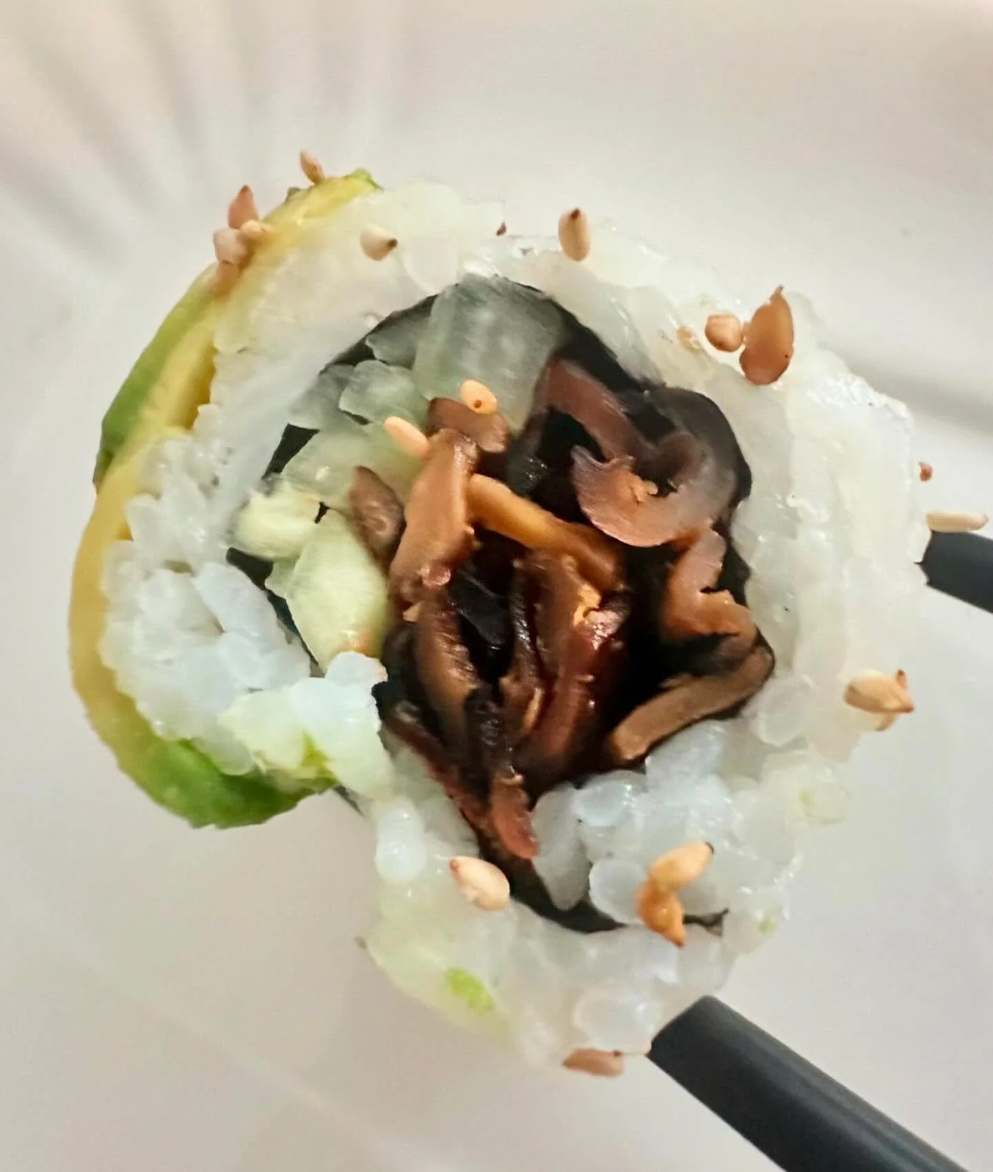 It has been ten years since I was able to eat raw fish because of my IBD diagnosis. Unfortunately, I don't trust my gut to handle potential bacteria exposure, so I have been sticking to vegan rolls, like the ones from @vegan_mirai, to satisfy my sush