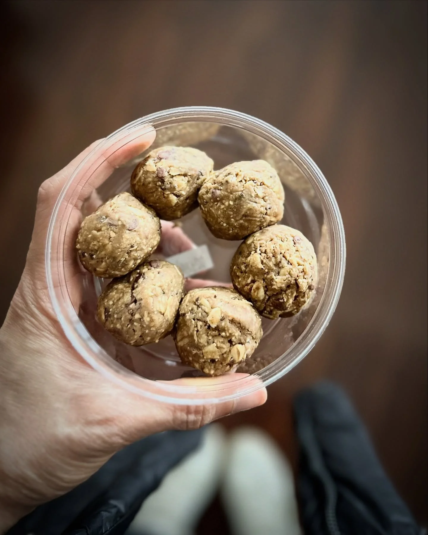 If you have a major sweet tooth but still want a nutritious mid-day energy boost, this Peanut Butter Protein Bites snack from @choicejuicery is worth trying (unless peanut butter isn&rsquo;t your thing!).

Ingredients:
	&bull;	Peanut Butter
	&bull;	C