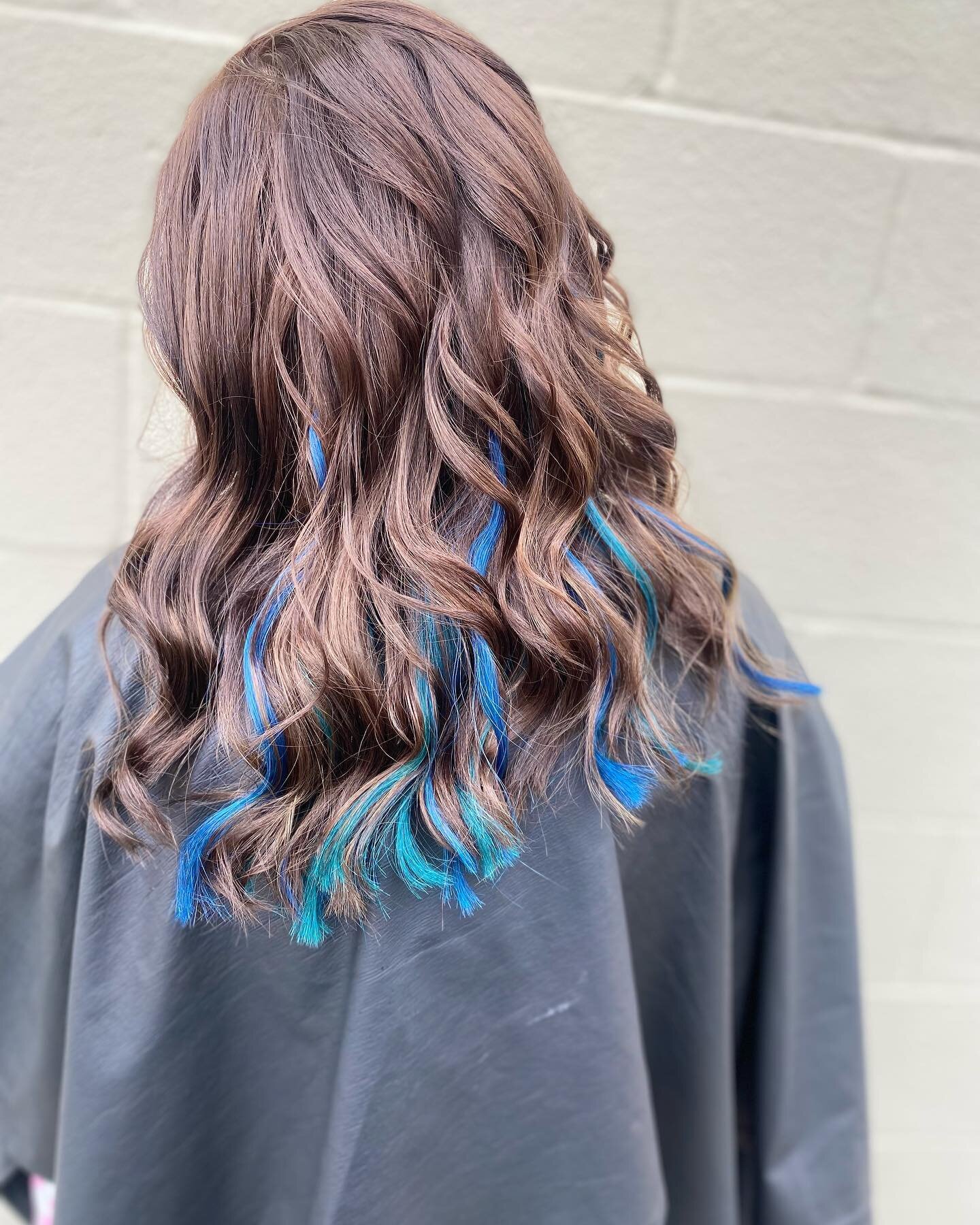 Are you looking to add some fun colors to your hair but don&rsquo;t want to color it👀

Consider extensions! We did a mixture of 2 different blues so she has some pops of color and can remove them whenever she wants❣️