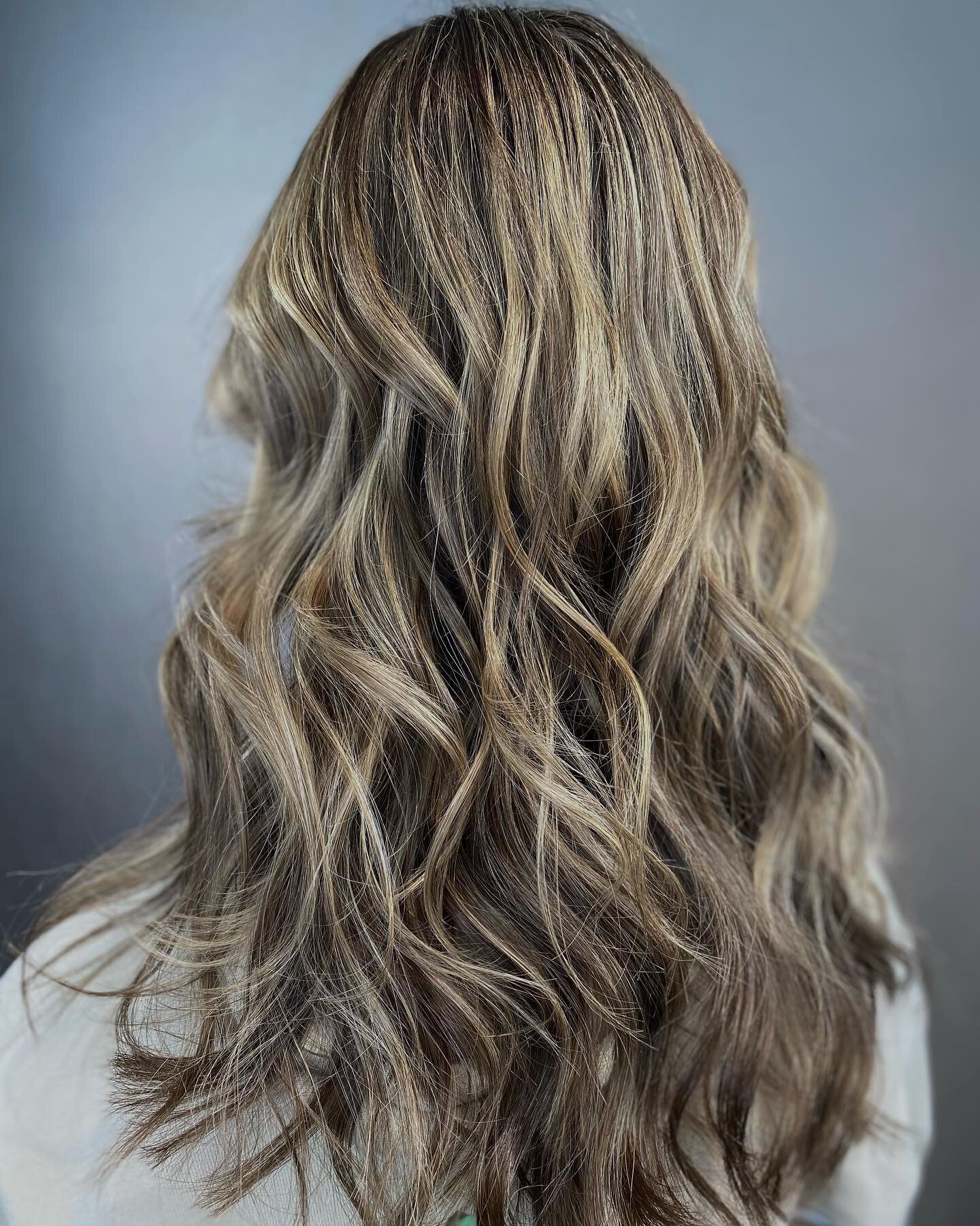 Coffee tones meet sunlit sweetness in these brown locks with honey highlights. ☕🍯 #SunlitBrunette #marylandstylist #linthicumheights