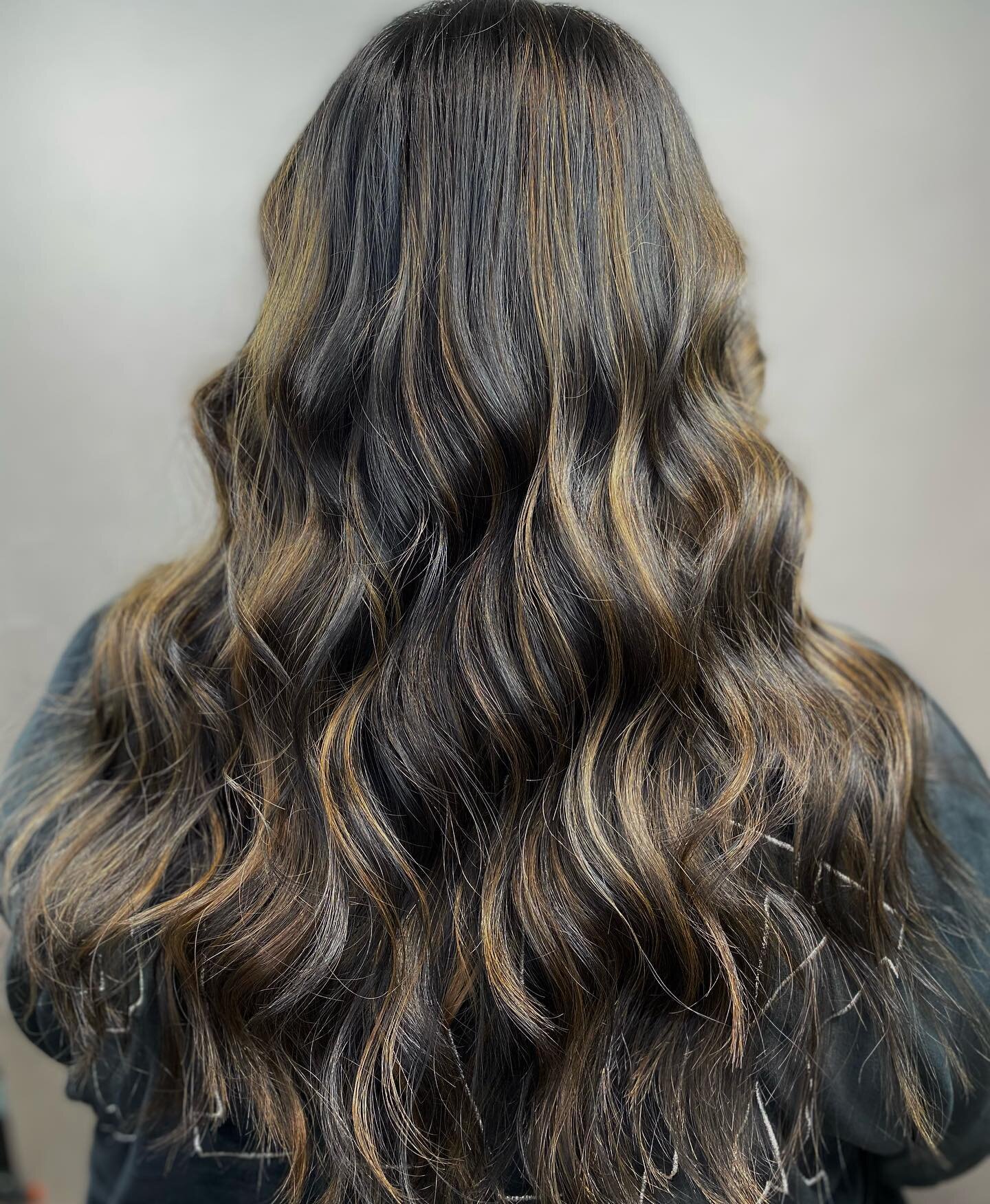 Effortlessly chic: Embracing the low-maintenance beauty of ribbony balayage. 💁&zwj;♀️✨ #HairMagic #marylandhairstylist #linthicumheights #annearundelcounty