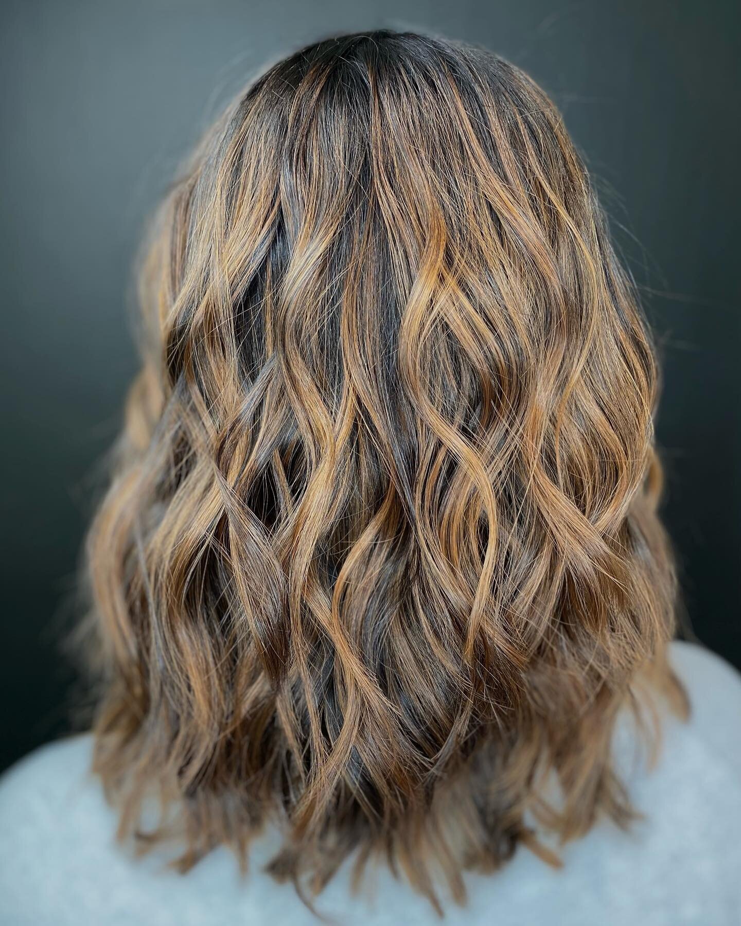 Capturing the radiant glow of balayage 🌟 Adding a touch of warmth to your locks 🔥