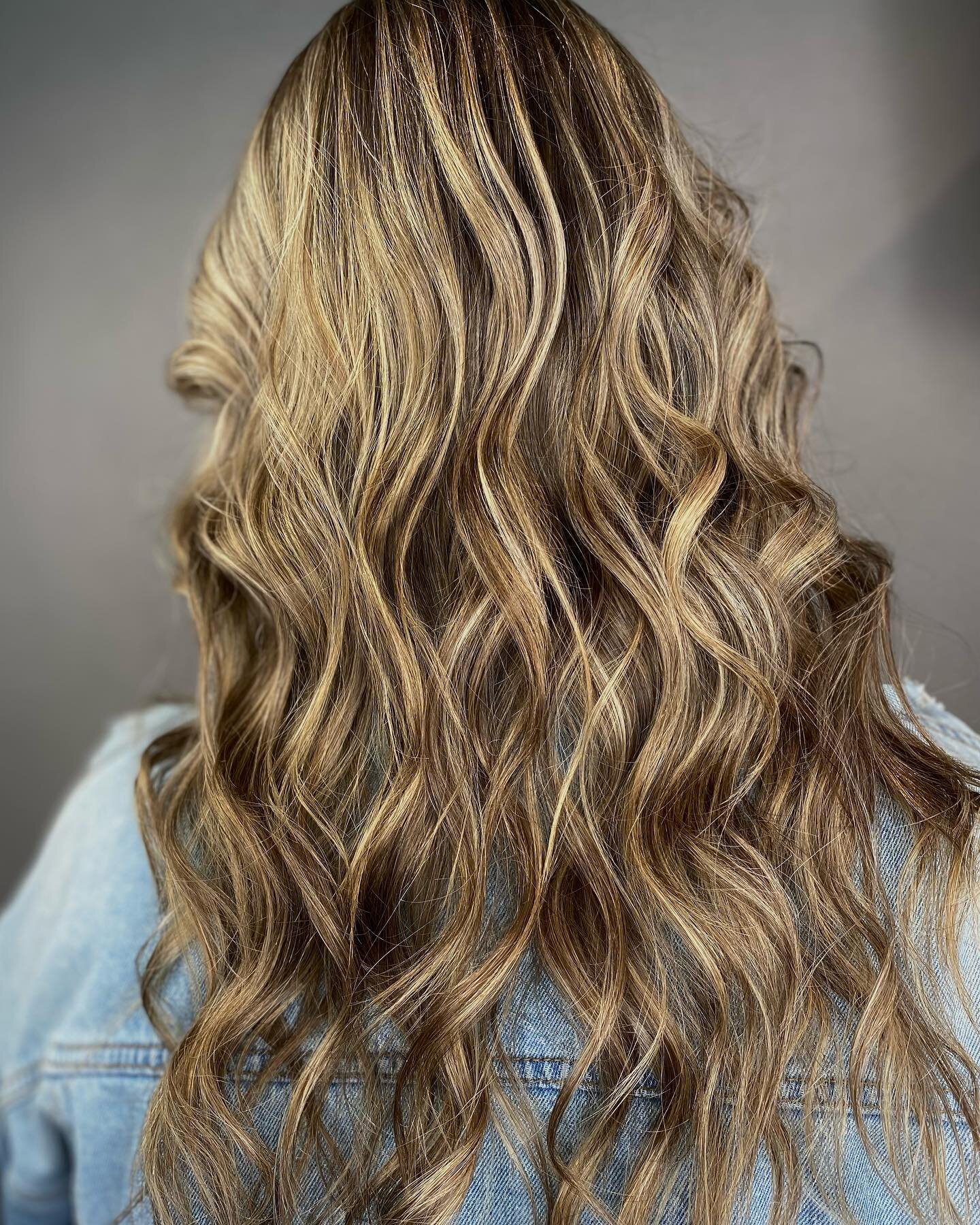 Welcome the first day of spring with gorgeous bronde highlights! As the sun shines brighter the hair gets lighter☀️