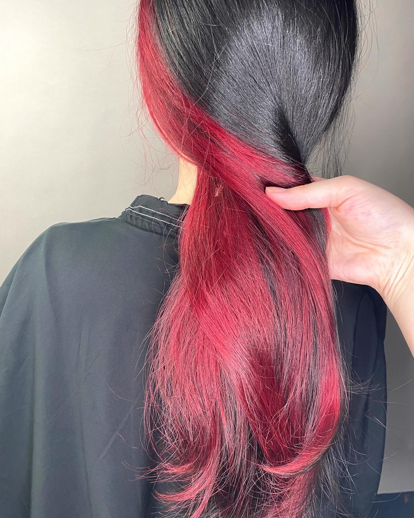 Red Halo color 
.
.
.
A halo color means it goes all the way around the hairline giving you different looks when parting or putting your hair up!
