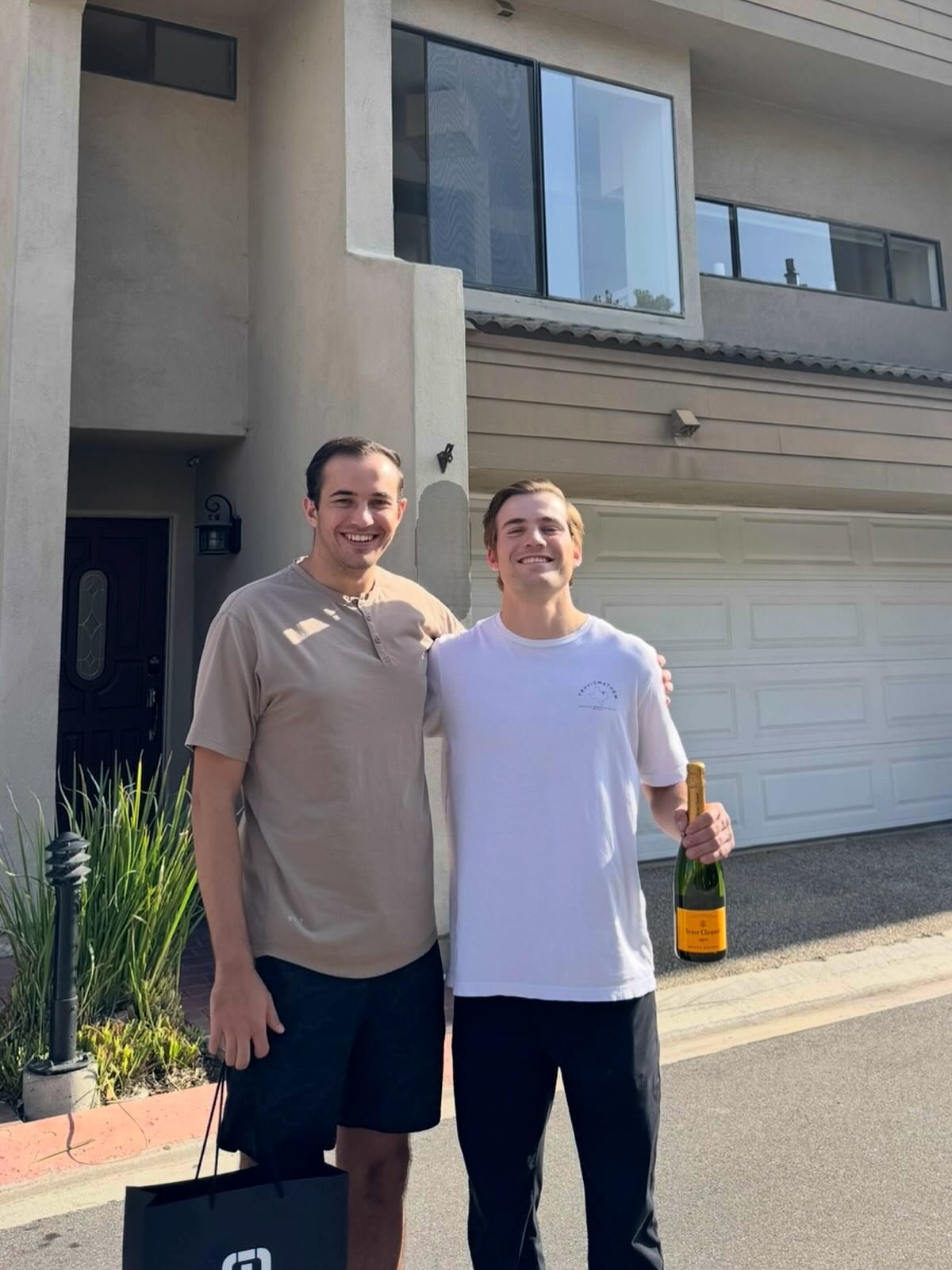 ⁣⁣🧨 BOOM | First-Time Homebuyer 🏡⠀
⠀
Strategy. Timing. Execution. ✅⠀
⠀
There&rsquo;s nothing quite like handing over the keys to a first-time buyer. Months of planning, market analysis, and perfect timing came together to make this dream a reality.