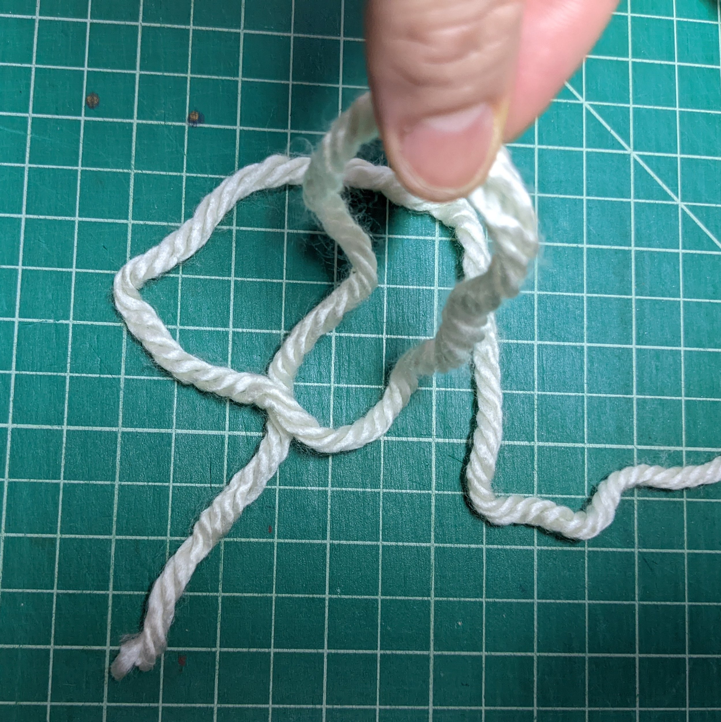 Step 3: Pick up the loop and lay the right yarn underneath