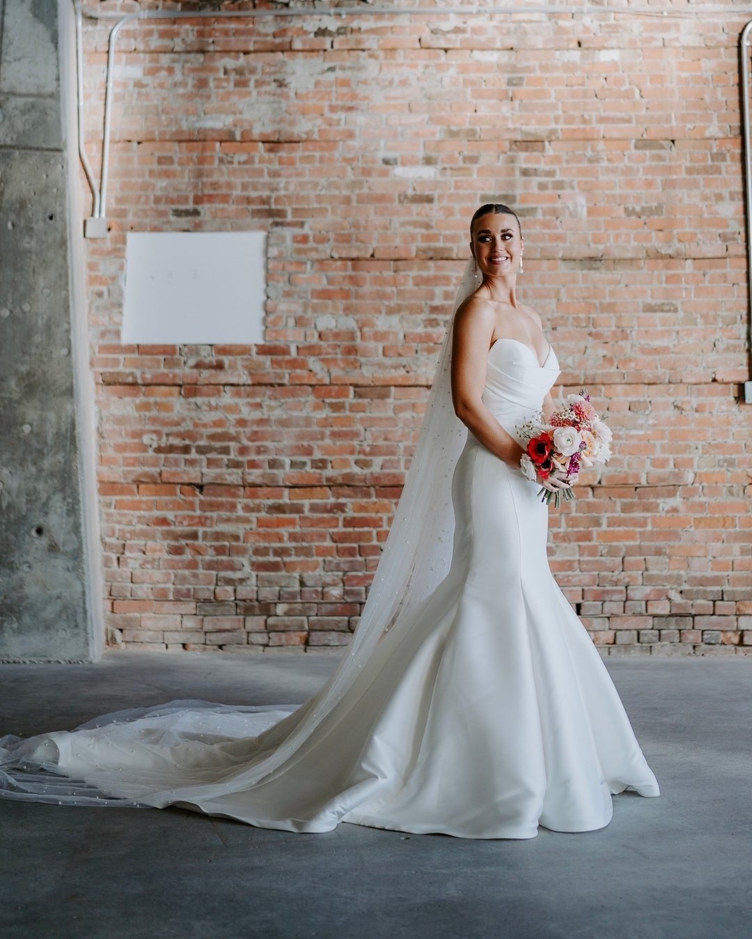 We're obsessed with the incredible natural lighting our venue has to offer&ndash; it sets the stage for the most Instagram-worthy bridal shots! 👰&zwj;♀️ 💐
Is anyone else drooling over this dress?

Bride @kelsey.allin
Photography @nathanwalker.photo