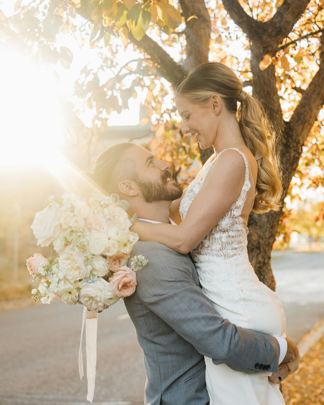 It's hard to think about fall when spring is just around the corner but this photoshoot from October was SO dreamy. ​​​​​​​​
​​​​​​​​
Every fall bride dreams of a day like this!​​​​​​​​
​​​​​​​​
Photo: @everworth.photography​​​​​​​​
Floral: @bedecked