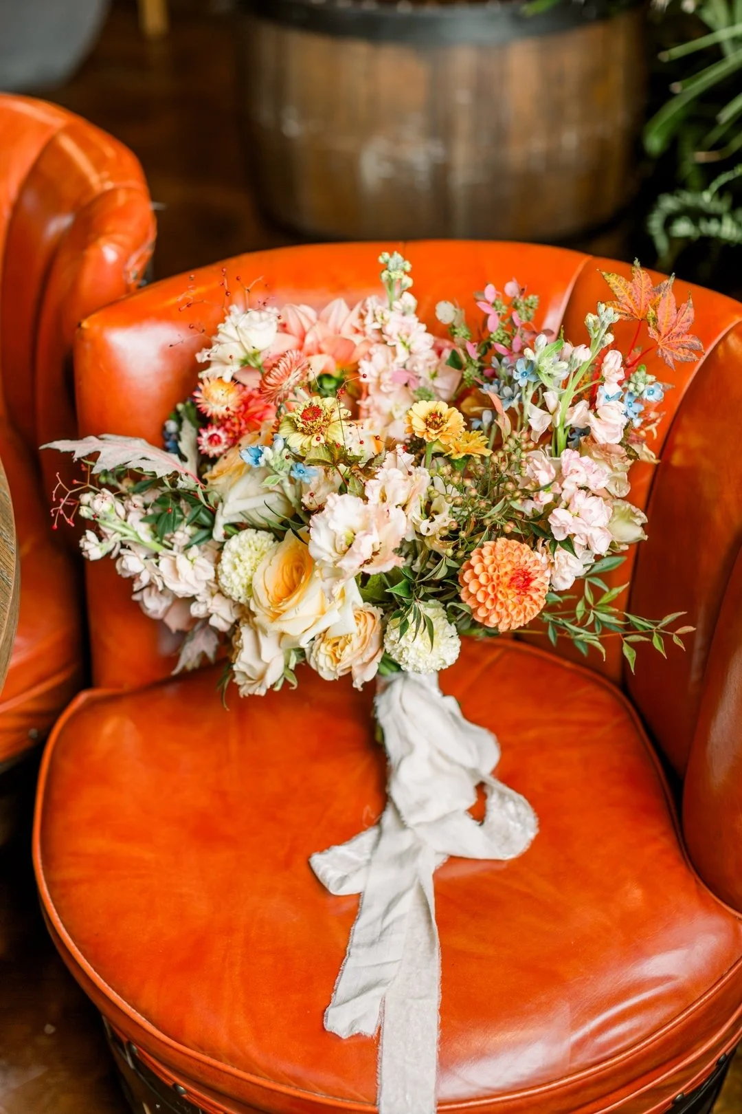 For a bride who loved Fall, only a lush autumnal bouquet would suffice!
@karajoforrest can't beleive it's been over a year!

Photography: @gleesoncollective
Venue: @stpaulbrewing

#mnweddingflorist #secretgardenflowers #magicalweddingflowers #fallwed