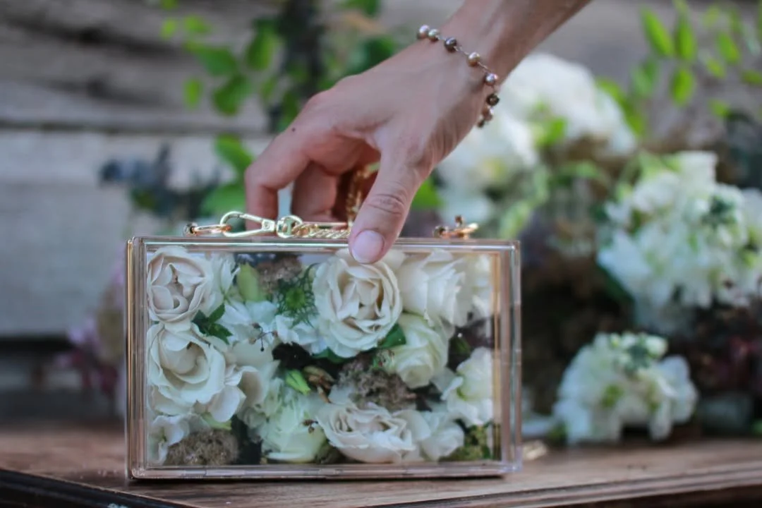 Bridesmaids don't always have to carry bouquets. ⠀⠀⠀⠀⠀⠀⠀⠀⠀
⠀⠀⠀⠀⠀⠀⠀⠀⠀
A sleek floral clutch like the one pictured here or a petite posie of flowers are great alternatives to the traditional full bouquet. ⠀⠀⠀⠀⠀⠀⠀⠀⠀
⠀⠀⠀⠀⠀⠀⠀⠀⠀
⠀⠀⠀⠀⠀⠀⠀⠀⠀
#floralclutch #bo