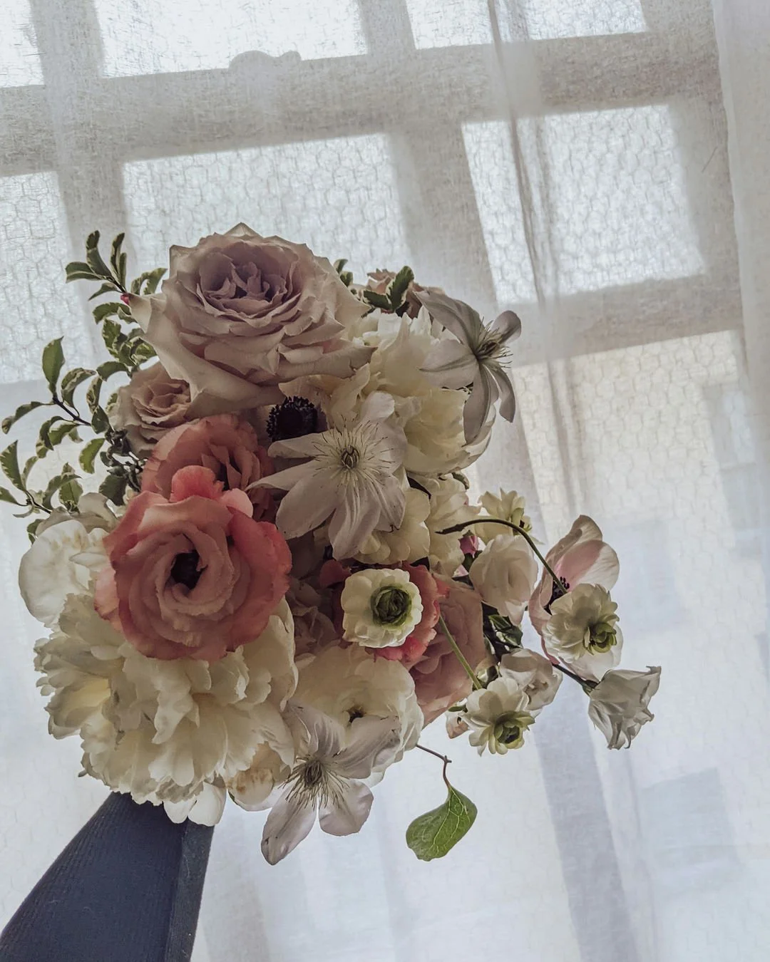 What really makes a floral design stand out?⠀⠀⠀⠀⠀⠀⠀⠀⠀
⠀⠀⠀⠀⠀⠀⠀⠀⠀
A big factor are the varieties and number of varieties of flowers in the design. This bouquet for example has 9 different varieties of flowers and they each play an important role in the