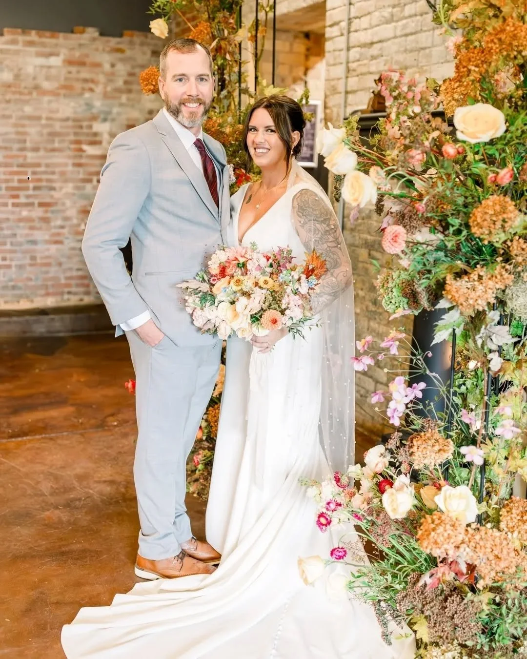 Had the opportunity to create the most dreamy fall florals for Kara + Lance in October!
Katie of @gleesoncollective captured their day beautifully 🤍

#weddingflorists #weddingflowerinspiration #stylishbride #fineartflowers #minnesotabride #bedecked 