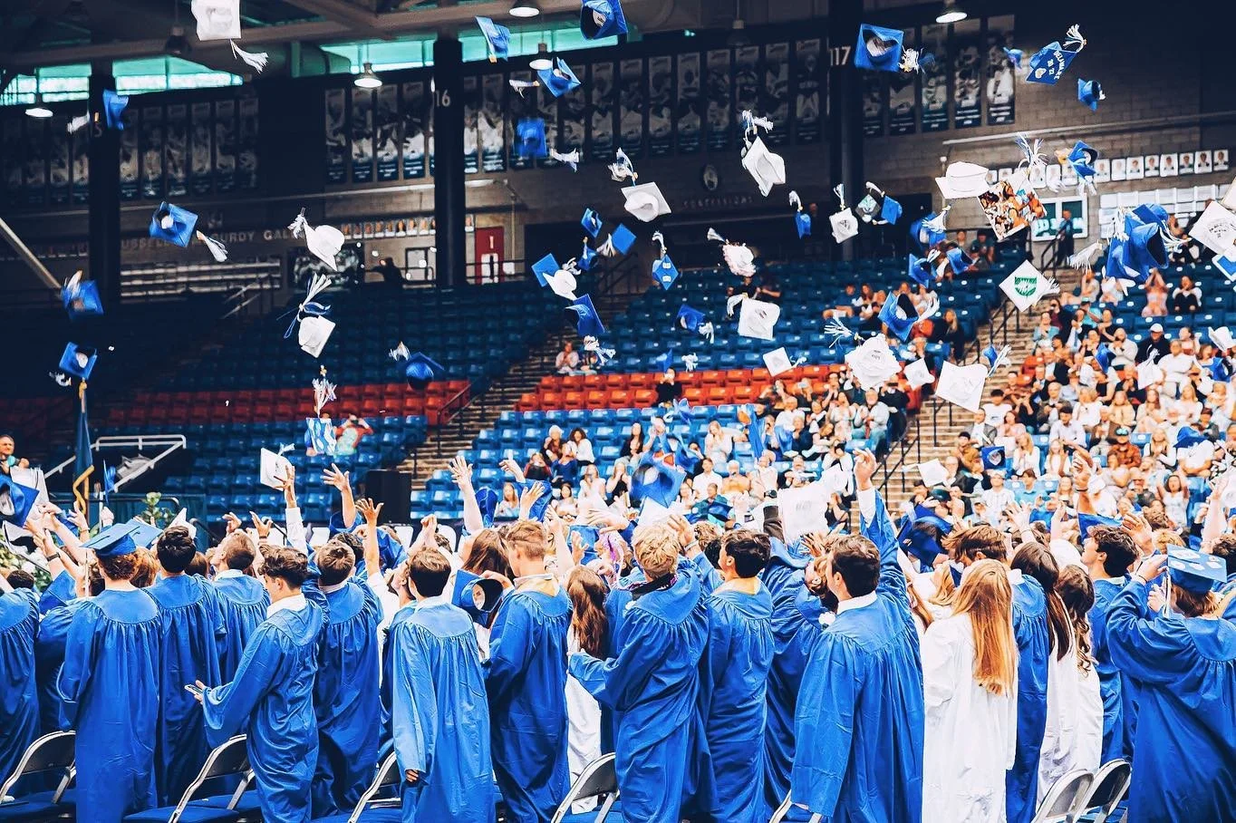 👨🏻&zwj;🎓🎓👩🏻&zwj;🎓🖤📸