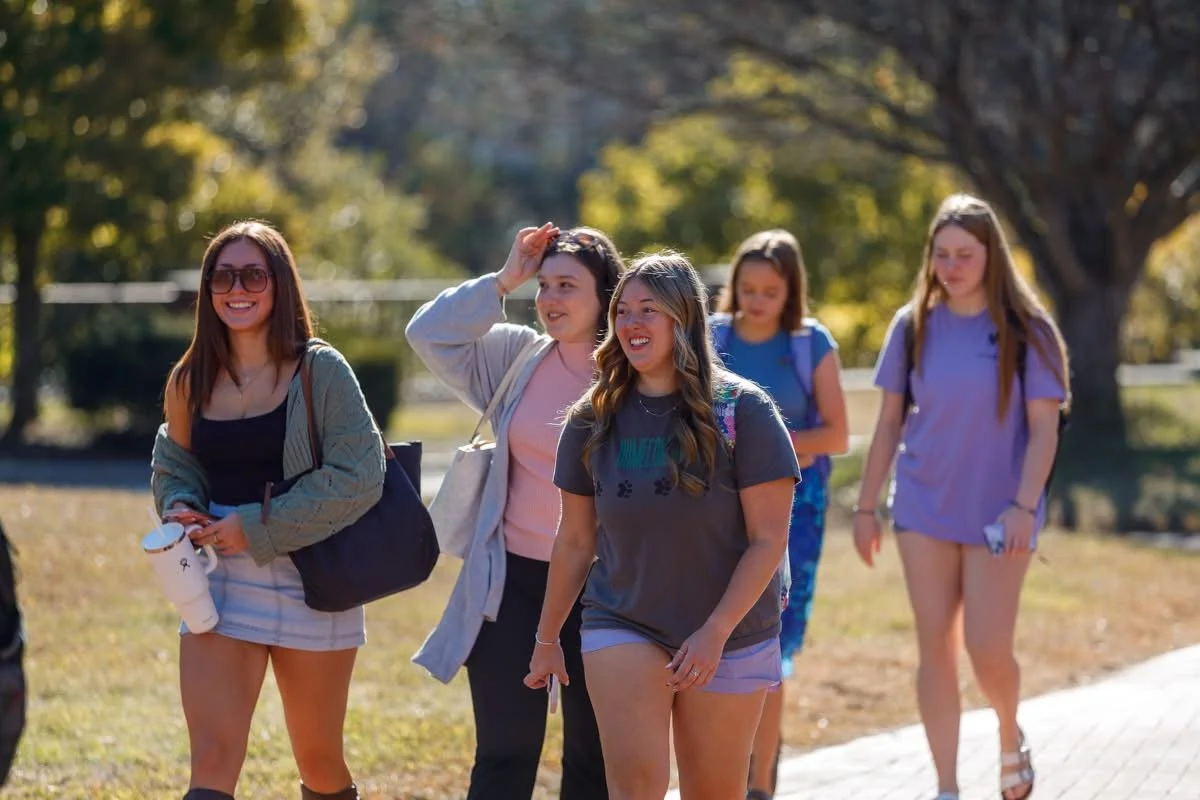 Autumn HUB/Alumni Green Candids – PSU Social Media Photography