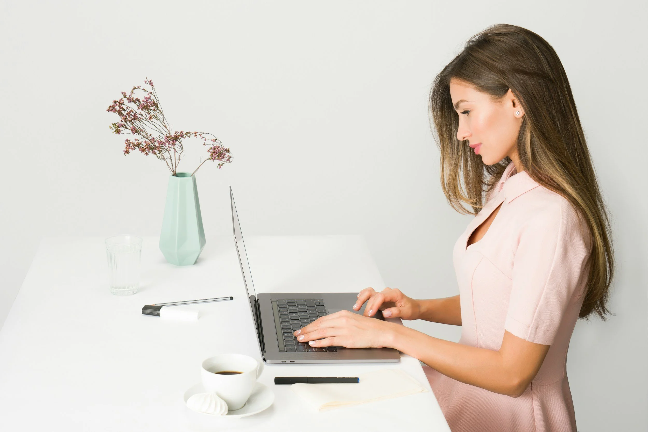 Desk Setup 101: Preventing Neck and Shoulder Pain at Work