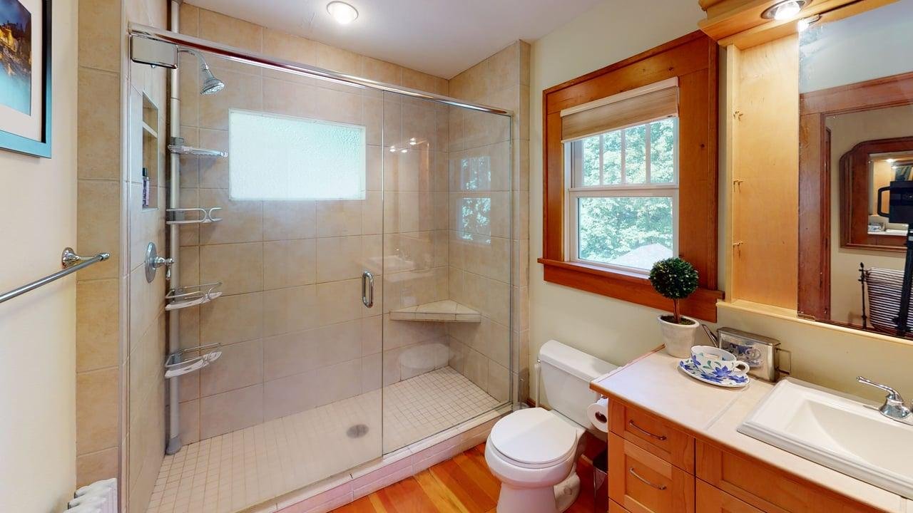 416-S-Summit-Street-Bathroom 1.jpg
