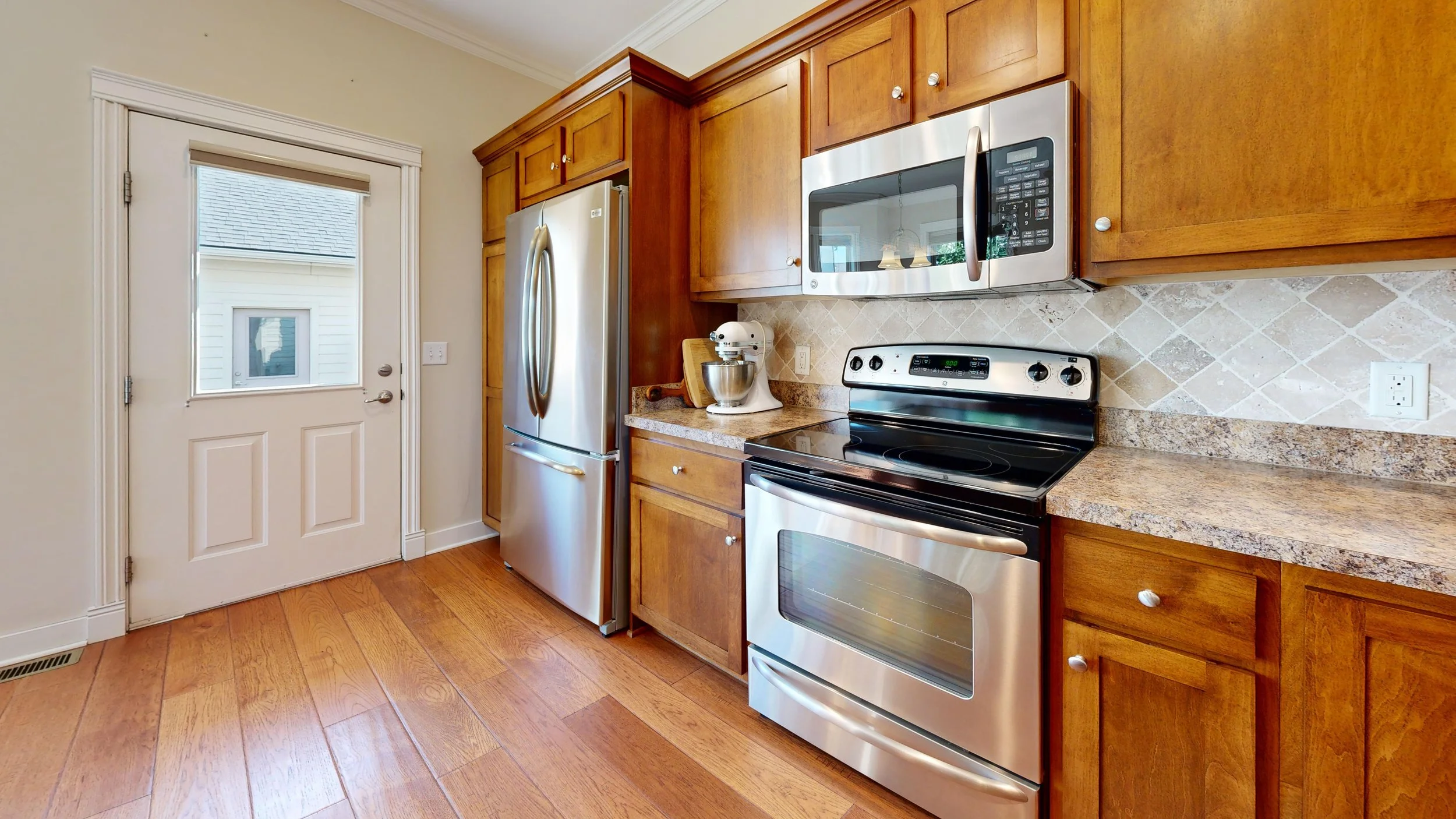 1005-Walker-Cir-Kitchen.jpg
