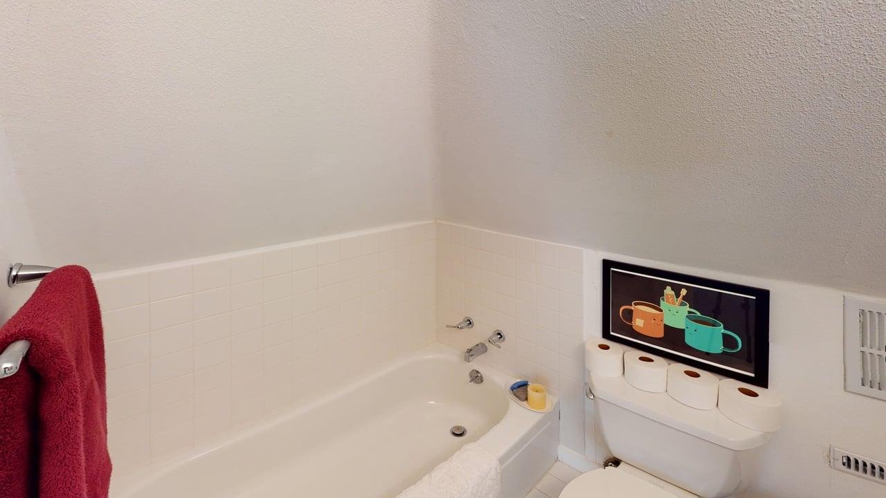 416-S-Summit-Street-Bathroom.jpg