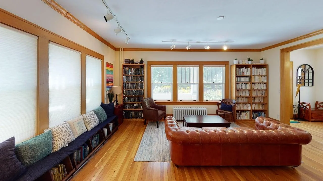 416-S-Summit-Street-Living-Room 2.jpg