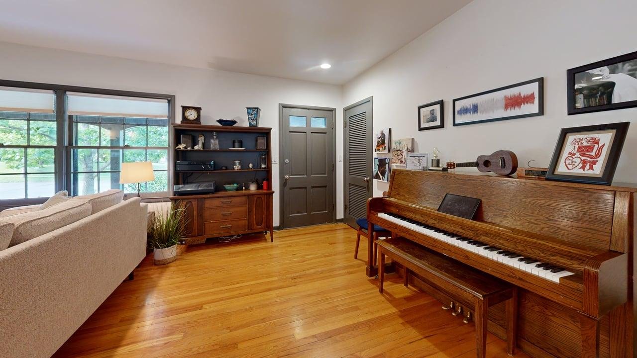 1508-Glendale-Rd-Living-Room 3.jpg