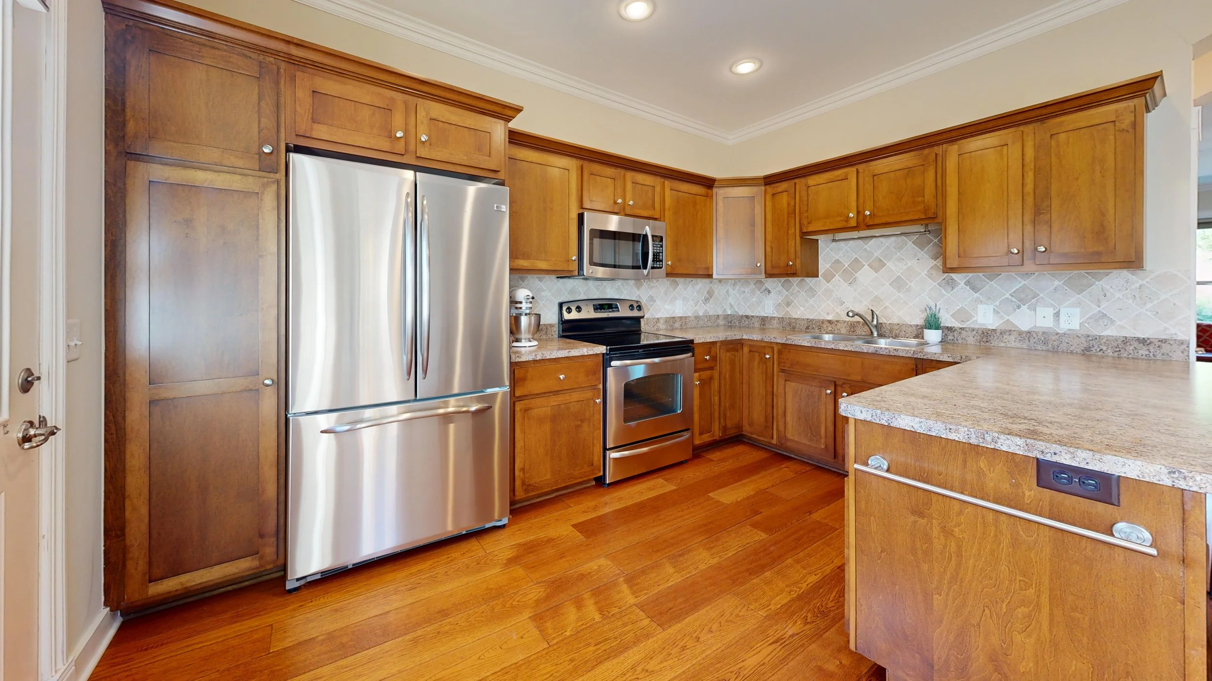 1005-Walker-Cir-Kitchen 1.jpg