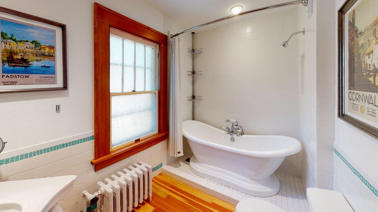 416-S-Summit-Street-Bathroom 2.jpg