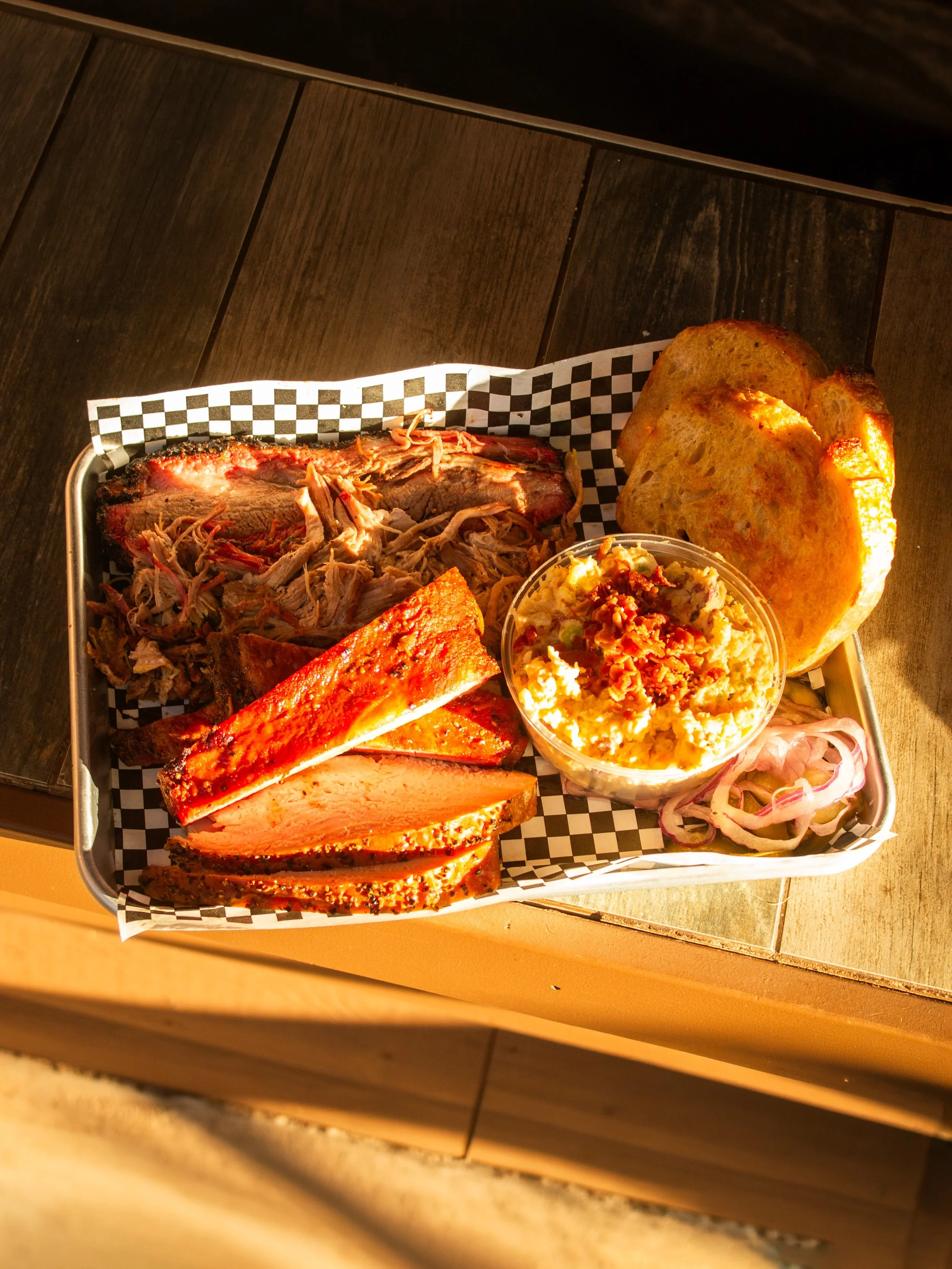 Have you had our King&rsquo;s Plate?

It&rsquo;s the best way to sample all of our smoked goodies! Comes with all 4 of our smoked meats and your choice of 2 sides. A meal fit for a king 👑

Be sure to come catch some live tunes from Tom Elliston toda