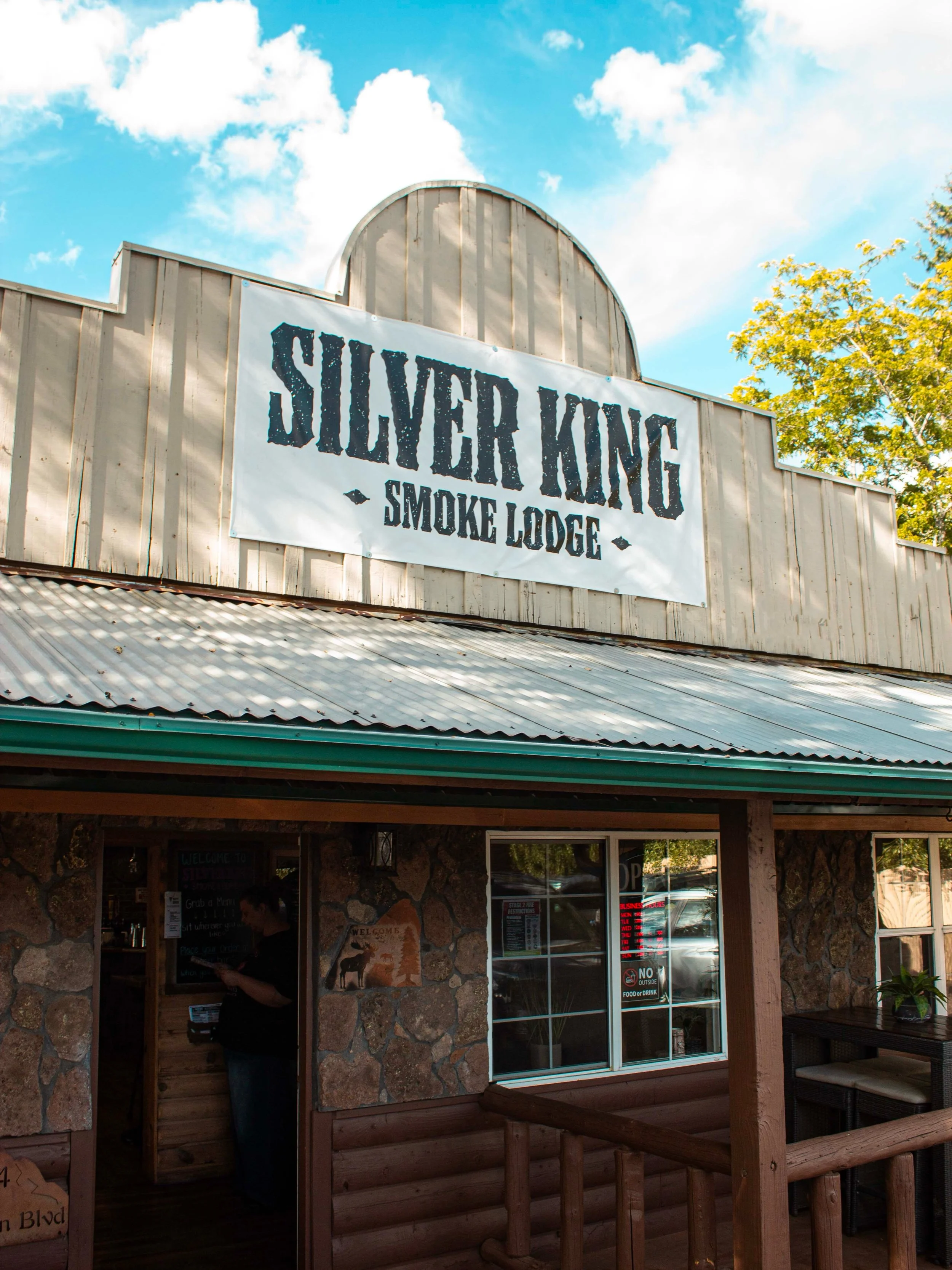 Come by for some food and drinks

We&rsquo;re serving up sandwiches, burgers and more today!Happy hour specials are available until 5pm today. Cheers to another beautiful weekend on the mountain 🍻