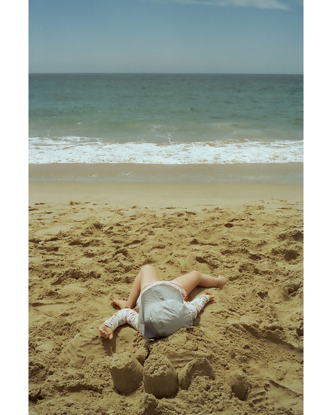 &ldquo;beach dream&hellip;&rdquo;

📷 Voigtlander Bessa R2
🎞️ Gold 200 

#filmfriday

\/\/\/\/\/\/\/\/\/\/\/\