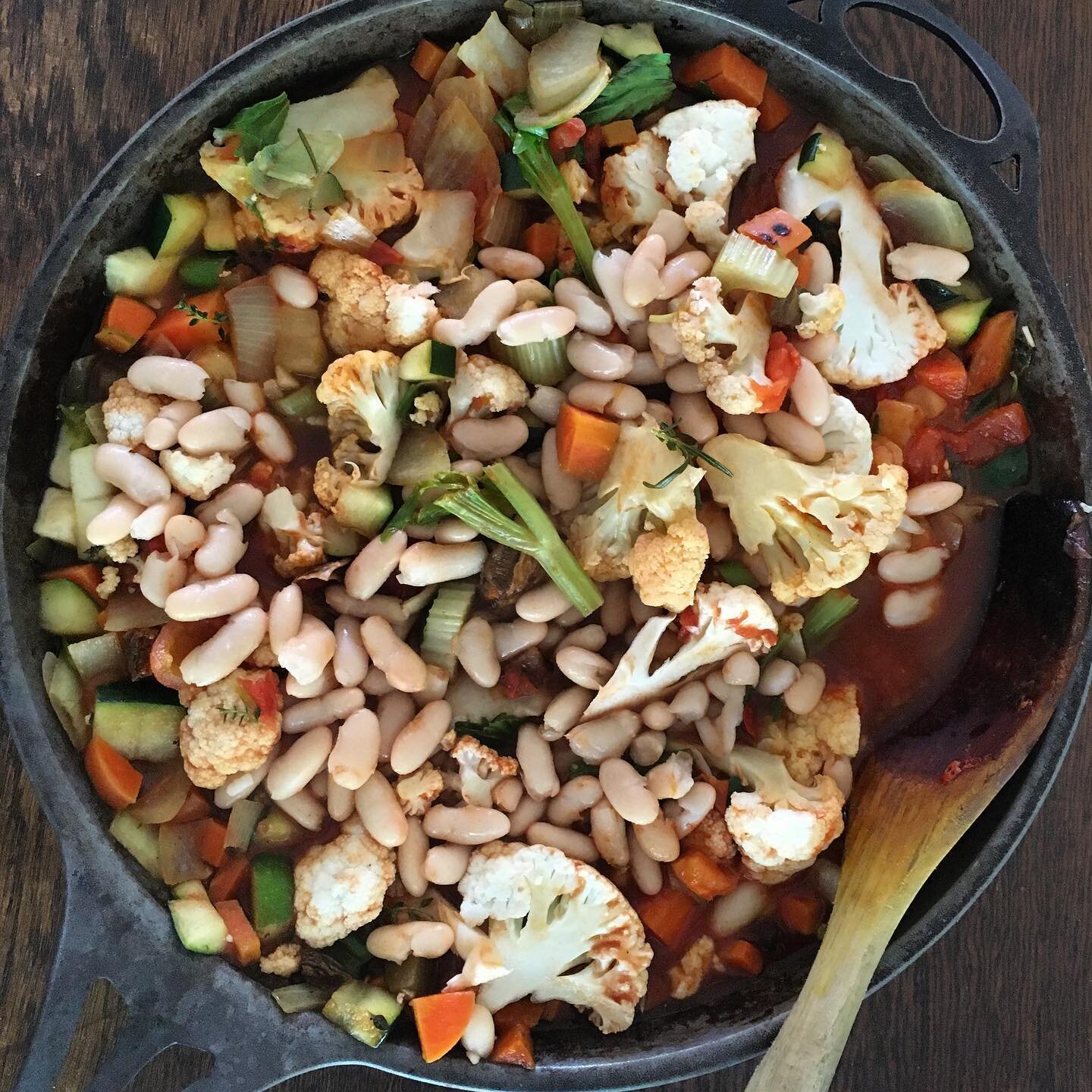 Tuscan White Bean Bake for chilly eves! 
&hellip;.
1 onion
1 small leek 
Couple of garlic cloves
1-2 carrots
A few celery stalks 
Can add a zucchini too!
1/2 a cauliflower
Any greens like silverbeet/rainbow chard/cavolo nero 
A tin of diced tomatoes
