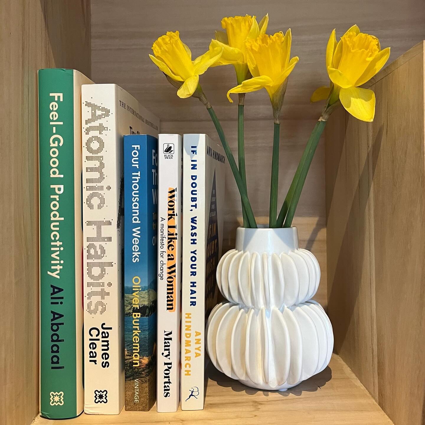 Current reading list. Some new ones, some old ones I want to re-read, and some I feel like I&rsquo;ve read already but wanted to read properly (Atomic Habits: I&rsquo;m looking at you). A vase of flowers always makes me feel very happy, this one&rsqu