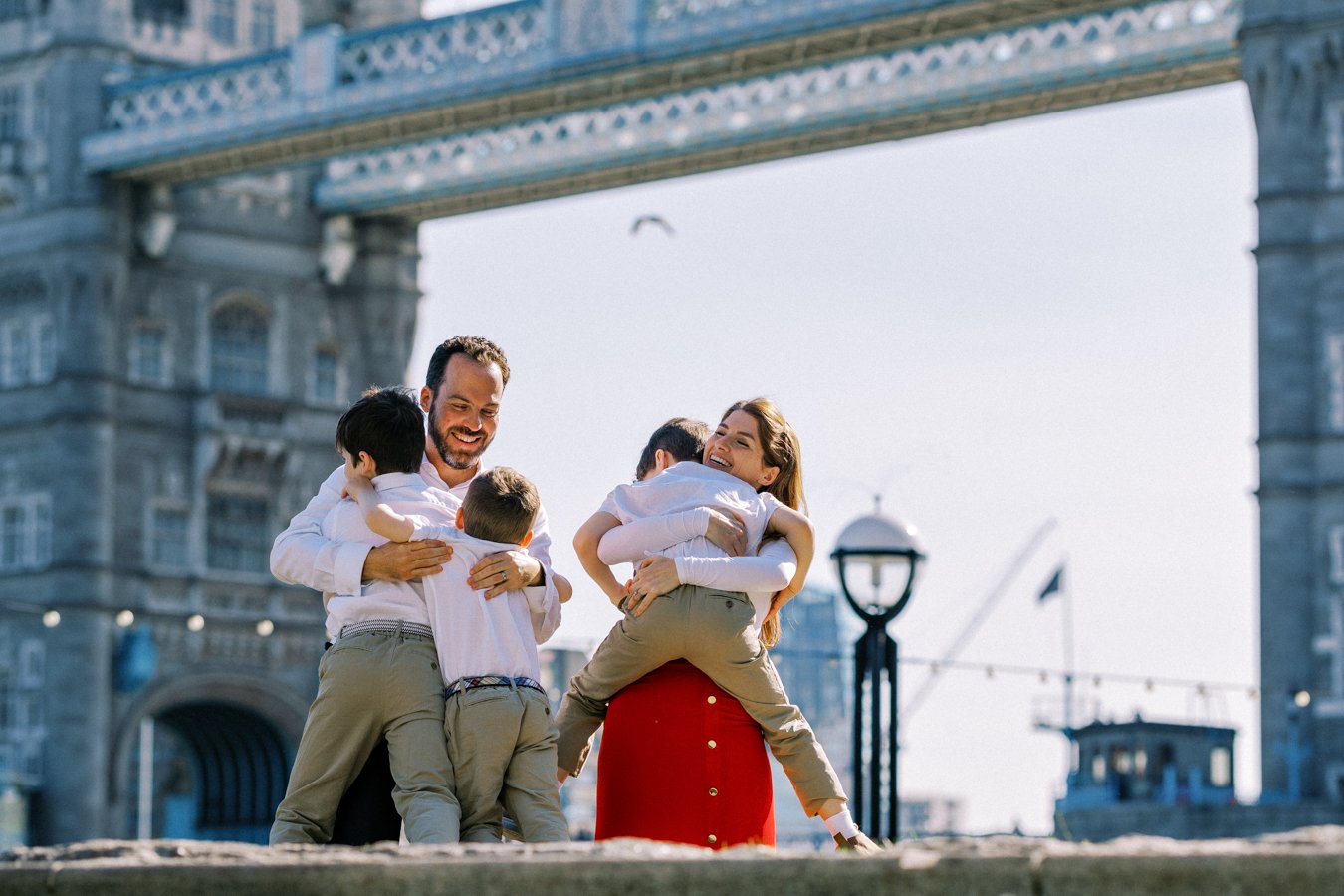 London vacation photographer - fun family photos around landmarks (10).jpg