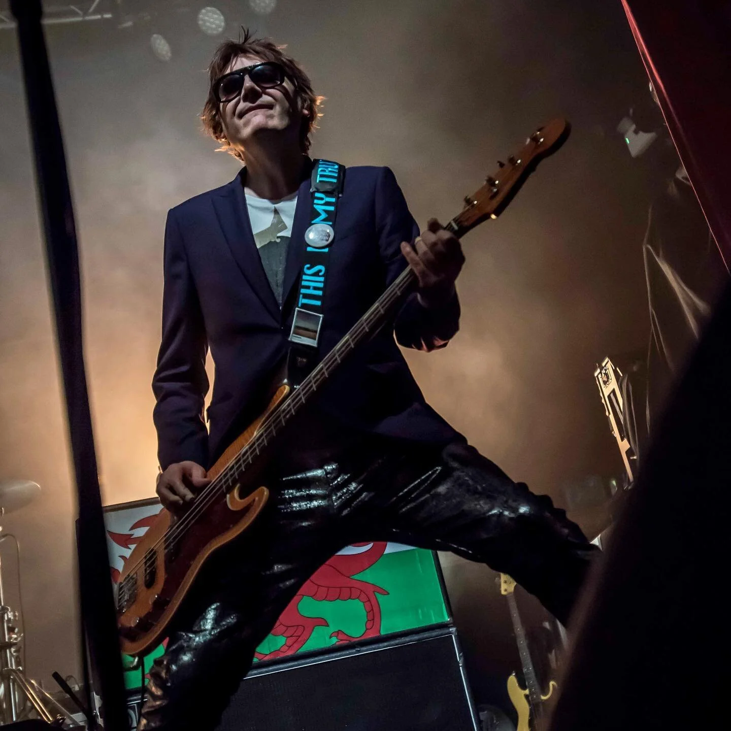 Dydd Gwyl Dewi Hapus! Hopefully we’ll get all of these beauties on the pod before too long but until then, here are some shots of @manics, @gwennosaunders and @gruffingtonpost taken by @chrispayneimages @xtofallabout.
Oh and in our first episod