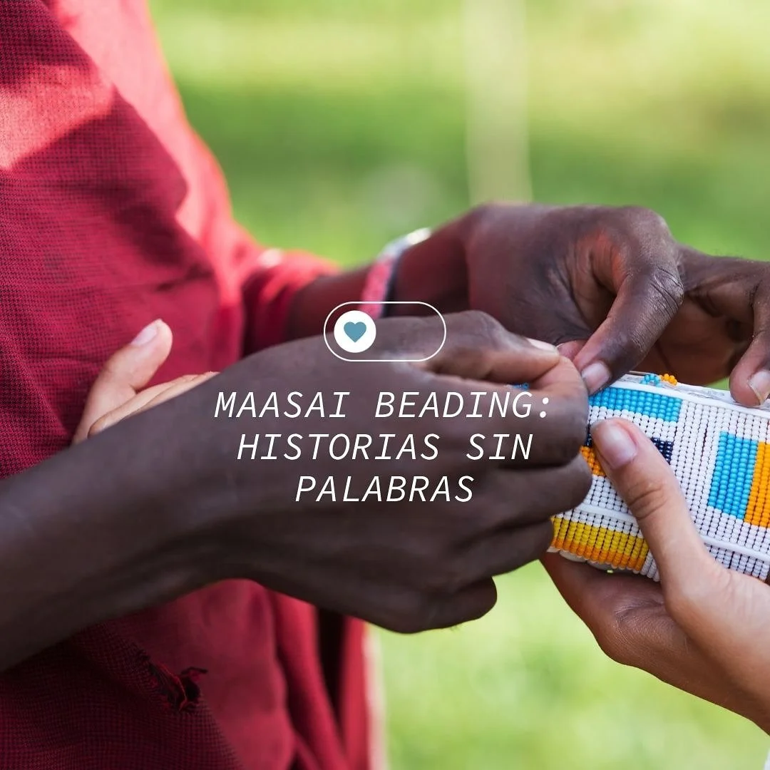 Arte ancestral. Símbolos vivos de identidad, pertenencia y conexión.
 
Imagina un guerrero maasai con su shuka roja, portando collares y brazaletes coloridos. O las manos de una mujer hilando cuentas con una precisión que ha sido