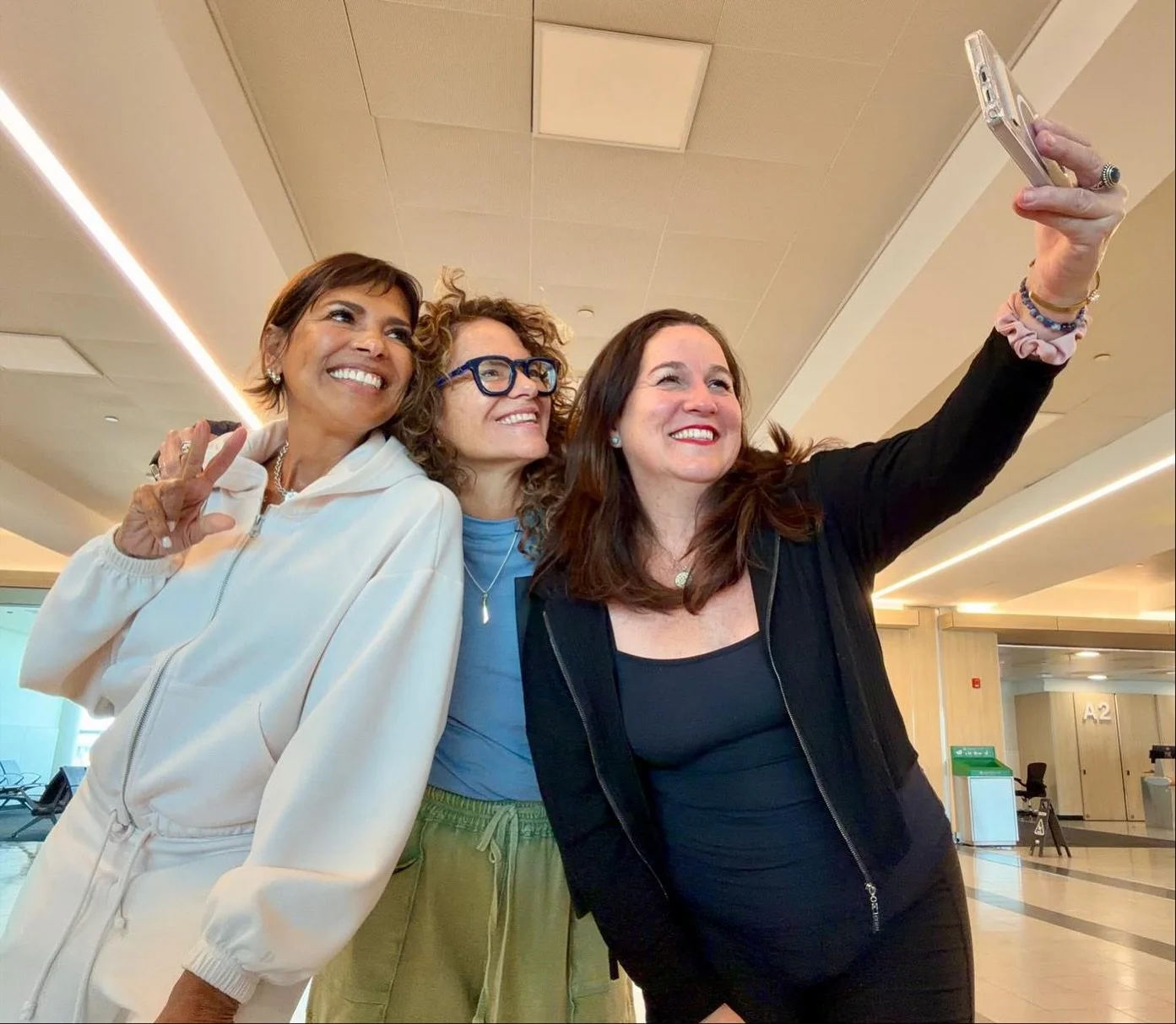 Y van llegando a India, poco a poco. ✨
Ya están en Delhi @maritzana, Elizabeth y @lettyrego7 con esa alegría que llena todos los espacios. Están listas para vivir a flor de piel lo que la ciudad sagrada de Varanasi tiene para of