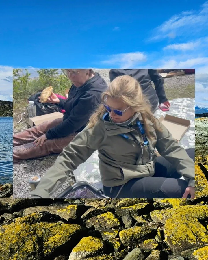 En uno de los d&iacute;as ic&oacute;nicos de nuestra ruta por La Patagonia es despertarse en Ushuaia con el aire fr&iacute;o y el paisaje abierto frente a nosotros. 

Monta&ntilde;as, agua, cielo bajo. Todo invita a empezar despacio.

M&aacute;s tard