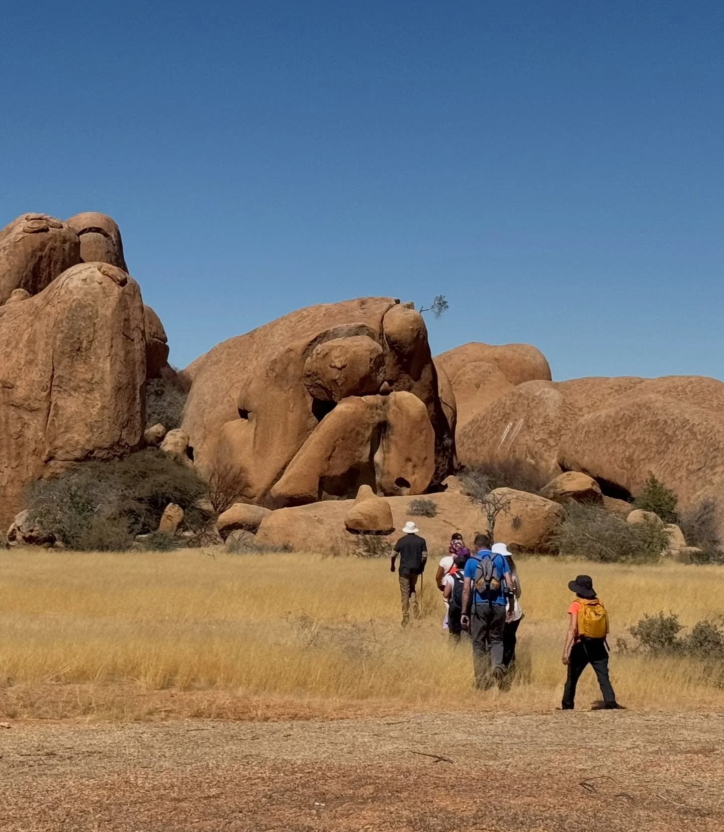 Viajes intensos, luminosos, imperfectos y aut&eacute;nticos. He vivido de todo. Y con los a&ntilde;os, soy m&aacute;s consciente; dejo que las emociones permanezcan en mi cuerpo como una memoria viva.

Tengo a Namibia tatuada en mi mente: inmensidad,