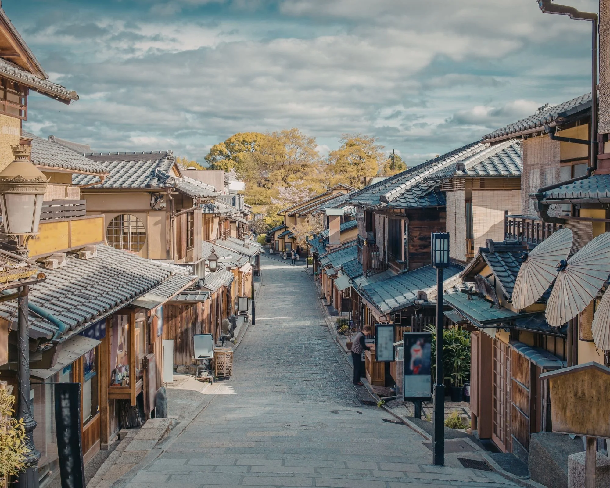 Traditional japanese street scene with wooden buildings and lanterns.jpg