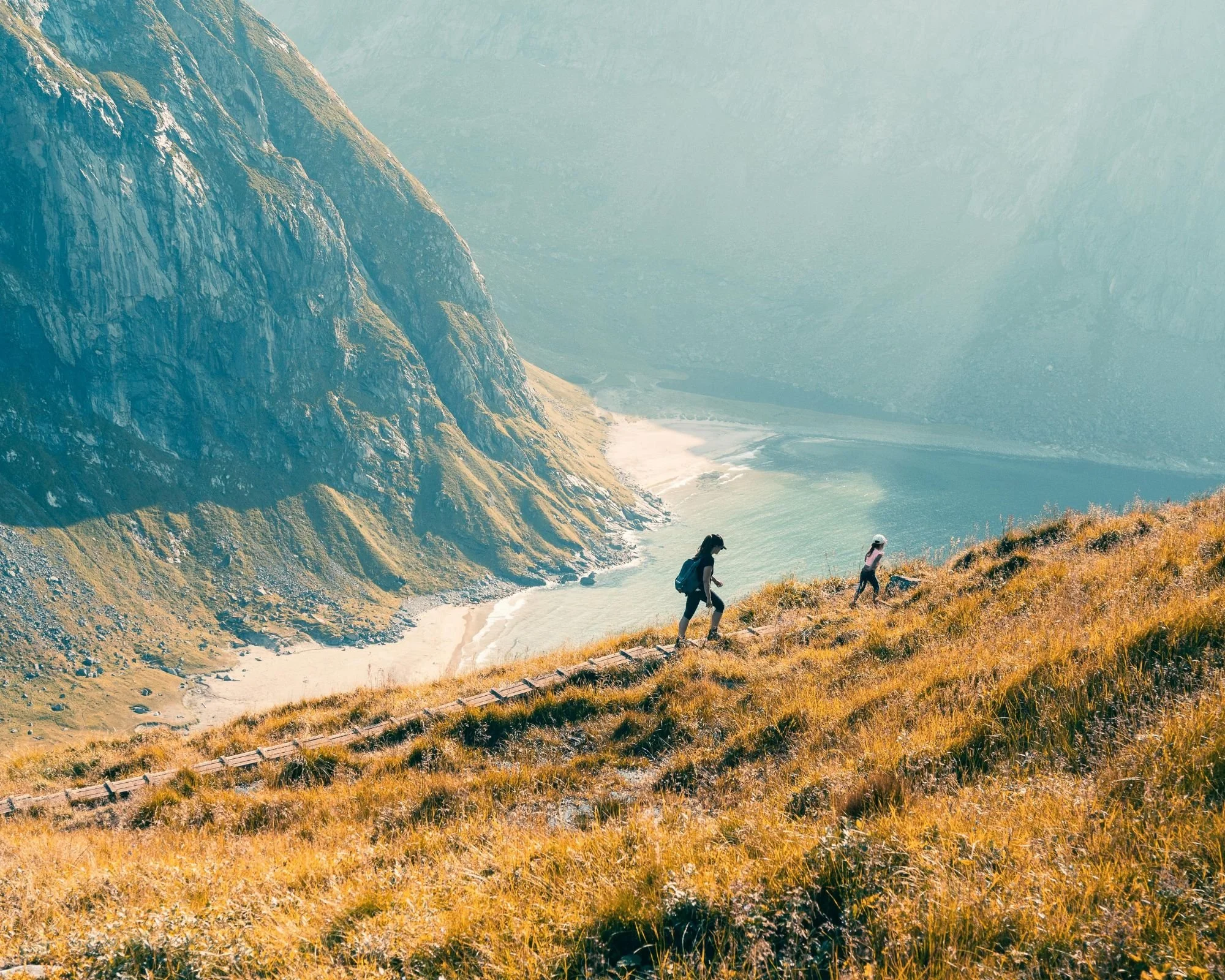 Ascenso de la montaña Ryten frente a la playa Kvalvika, Islas Lofoten