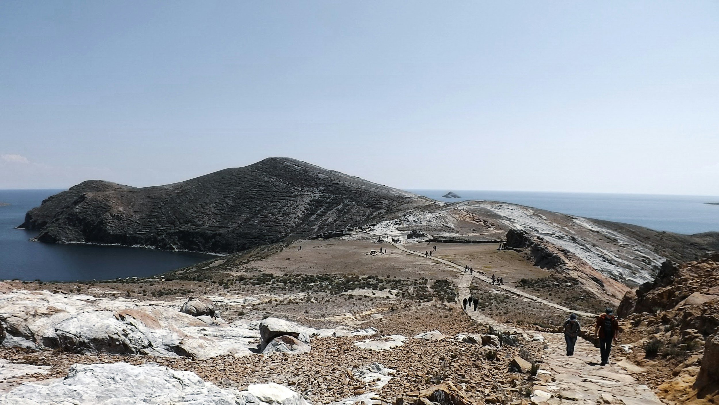 Del blanco al ocre: la paleta de la Tierra entre Bolivia y Chile